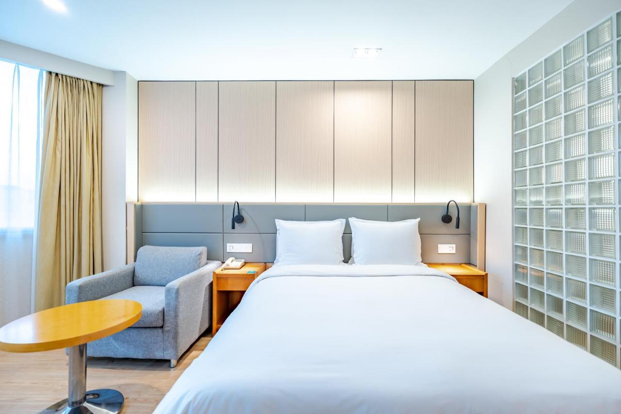 Standard Queen Room