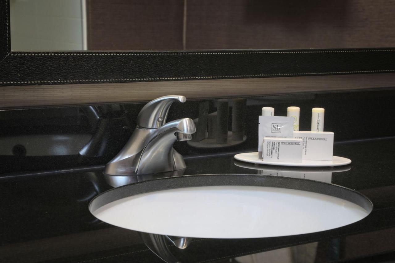 King Room with Roll-In Shower - Mobility Access/Hearing Accessible