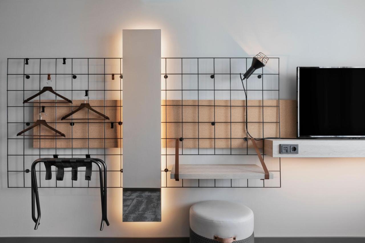 Zimmer Moxy mit Queensize-Bett und Stadtblick