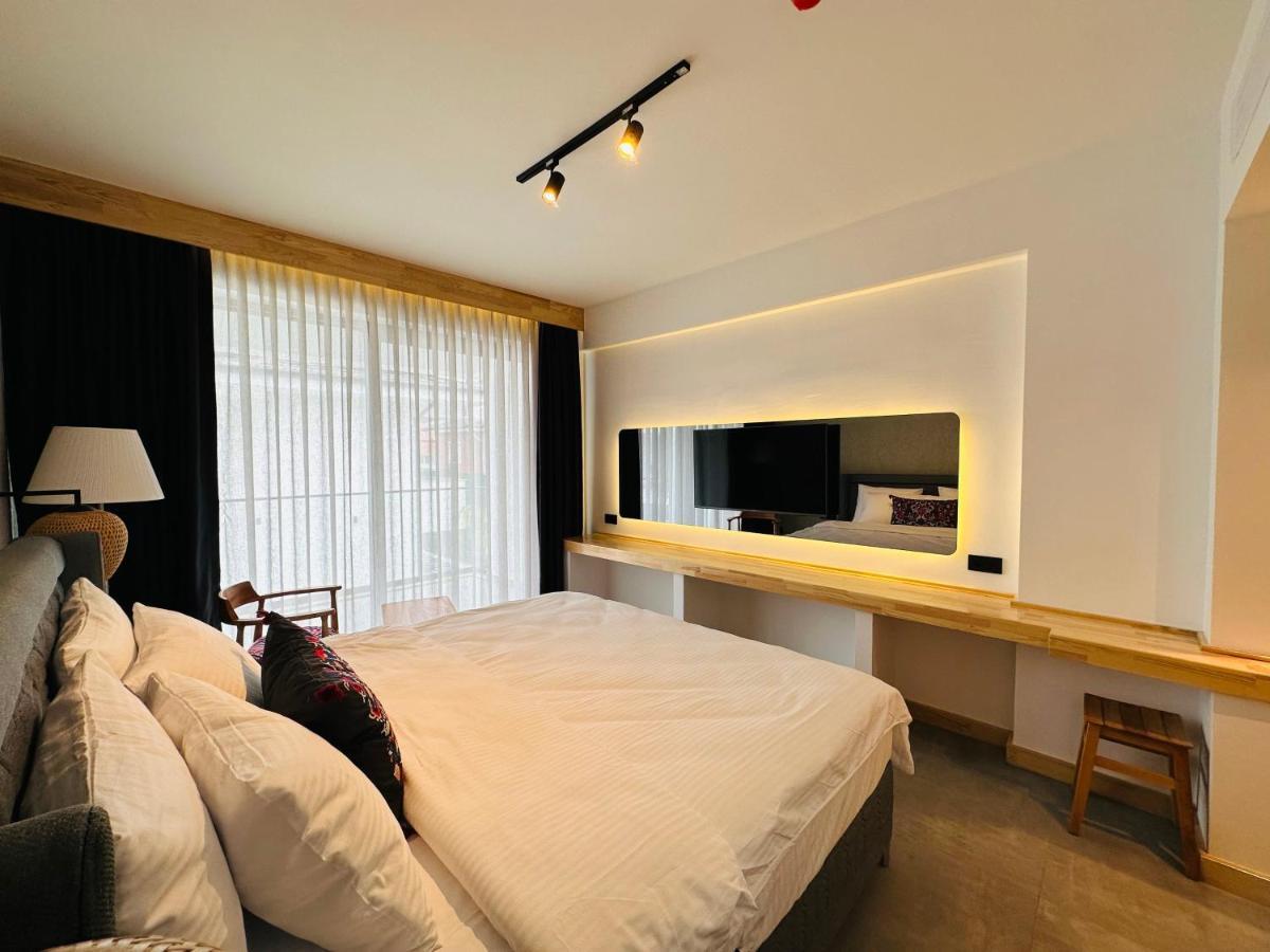 Zimmer mit Kingsize-Bett und Poolblick