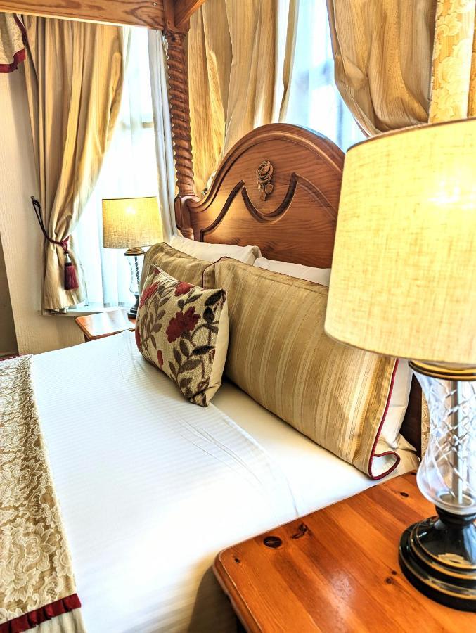 Four Poster Room