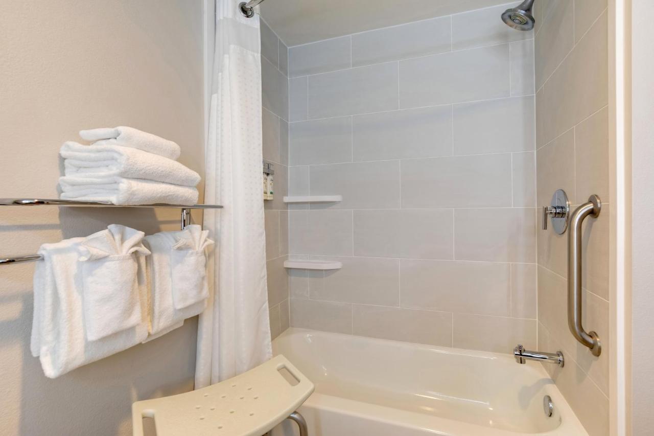 Standard King Room with Mobility Accessible Tub