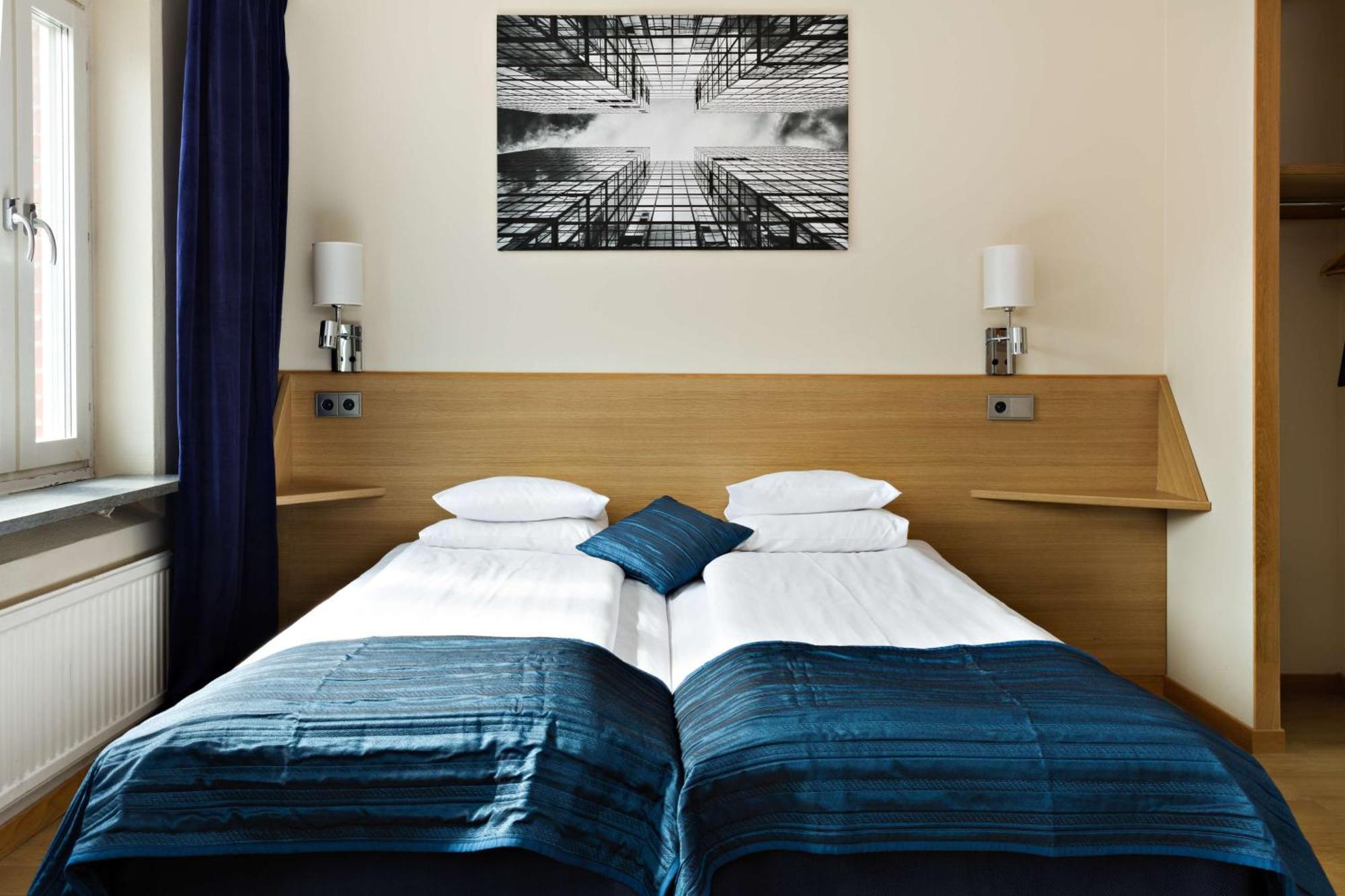 Standard Double Room with Two Single Beds - Non-Smoking