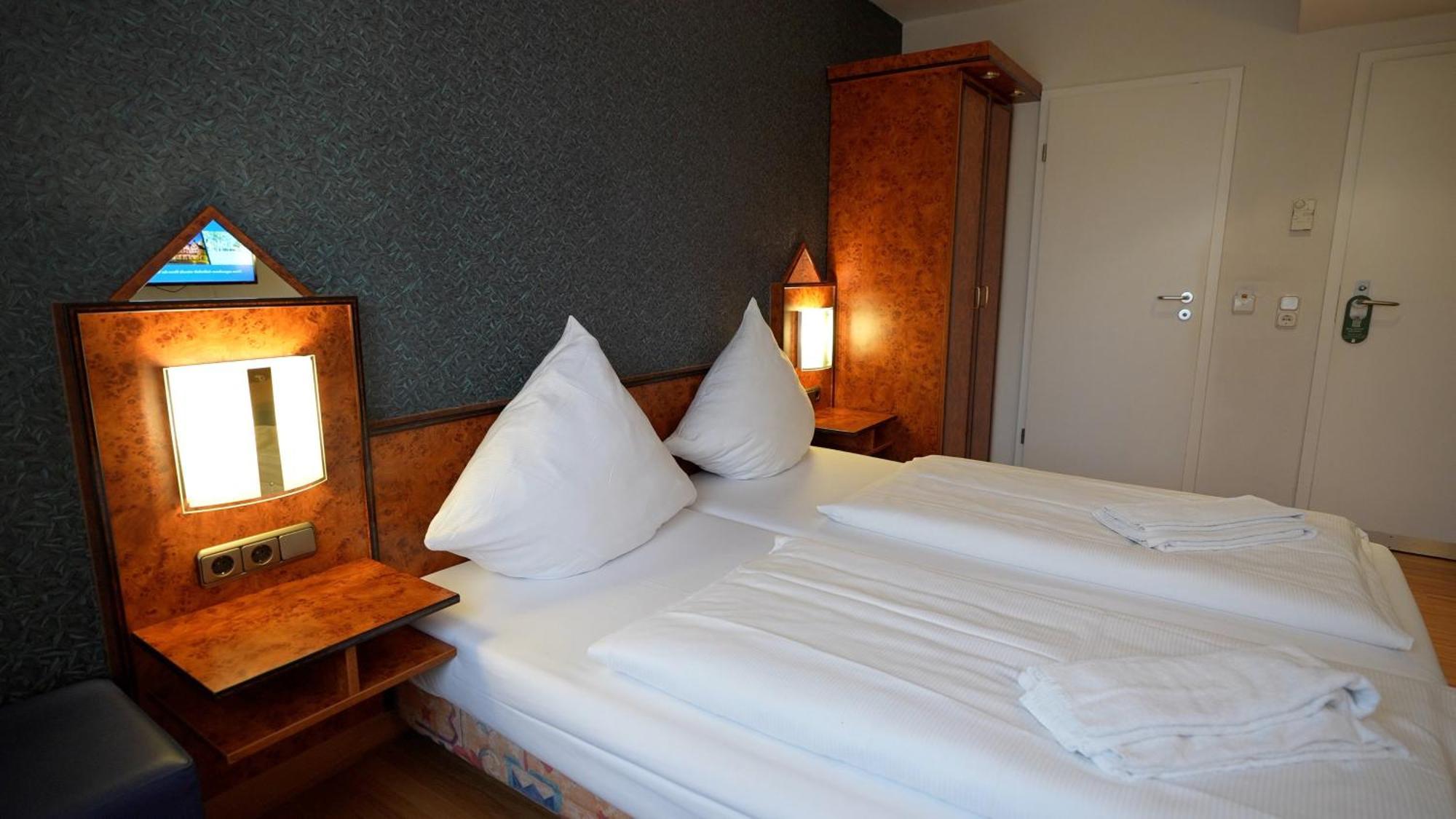 Double or Twin Room,641747946:JPEG