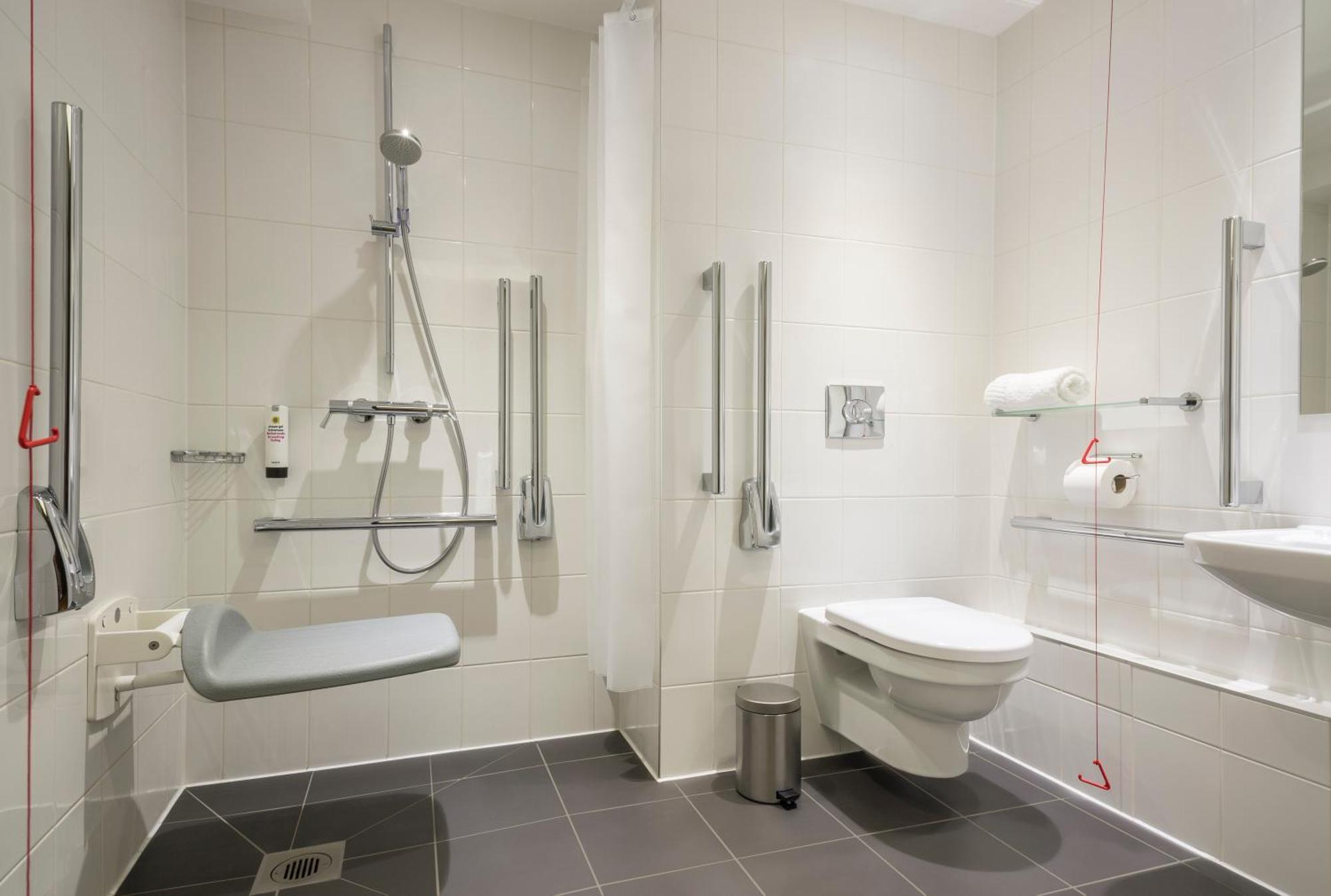 Barrierefreies Doppelzimmer mit Fenster