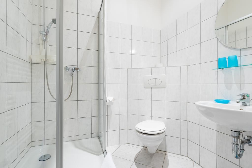 Single Room,679208487:JPEG