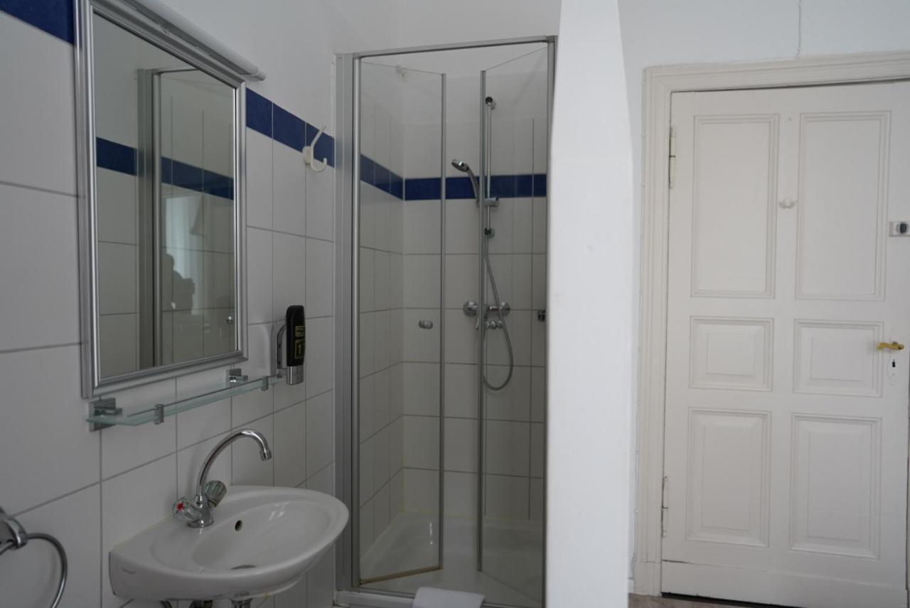 Habitación Doble con ducha privada y aseo compartido