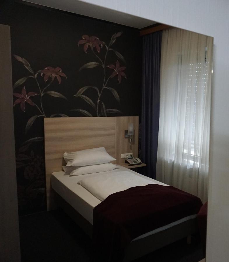 Single Room,79609989:JPEG