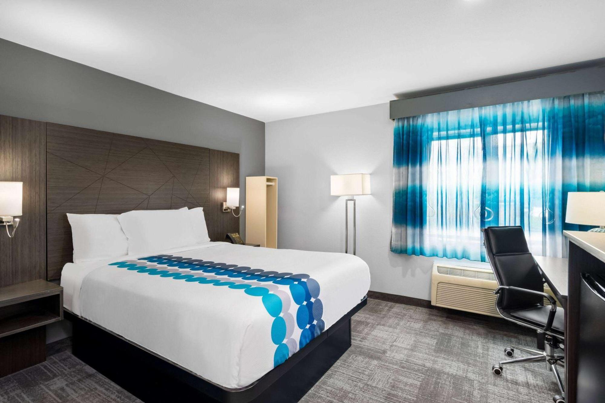 Deluxe Queen Room - Mobility Access/Non-Smoking