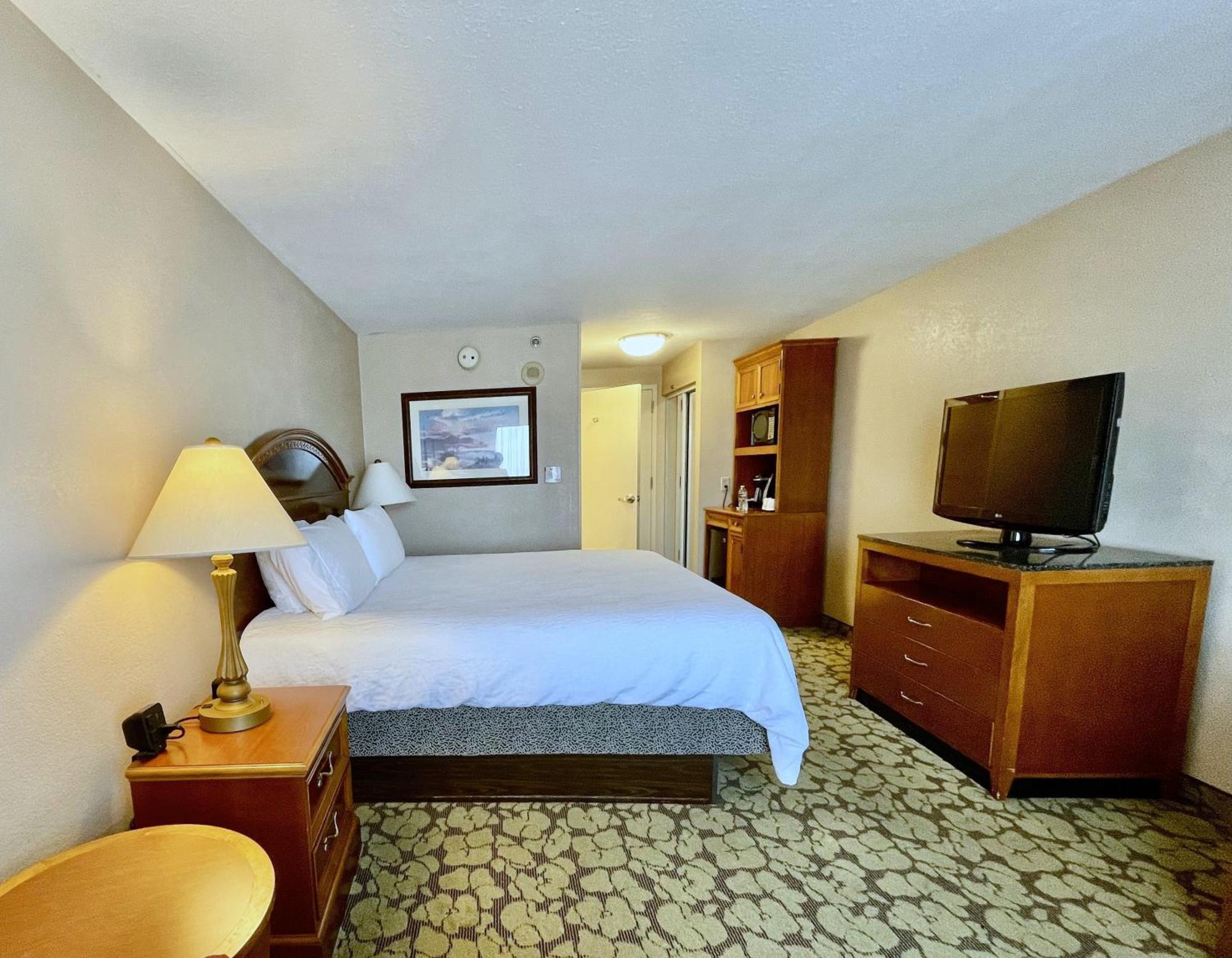 Habitación con cama extragrande y bañera de hidromasaje