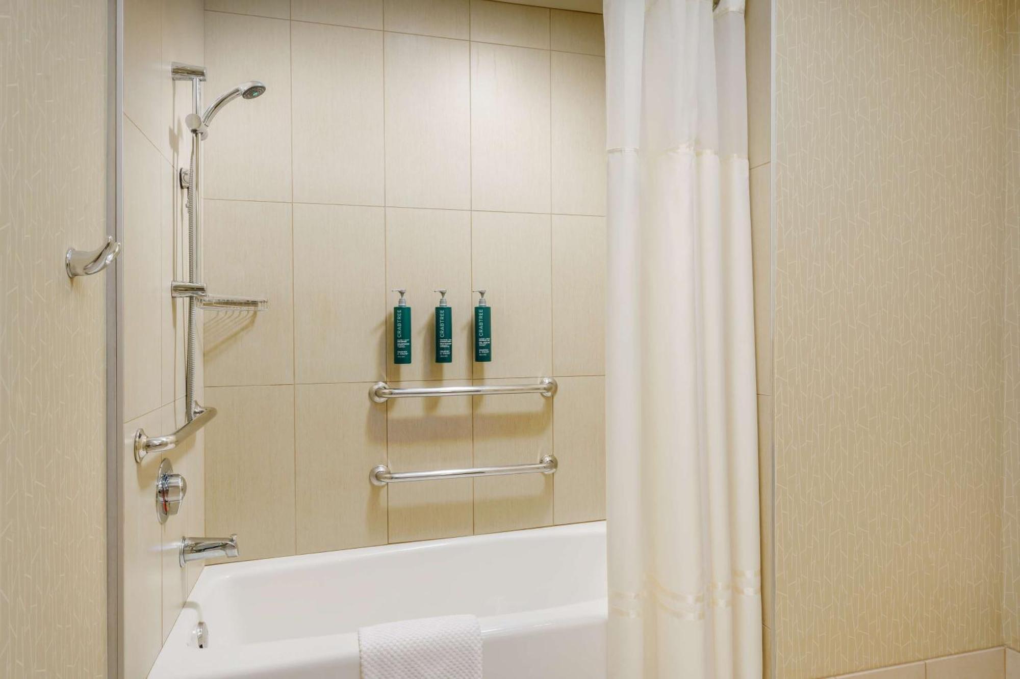 Chambre Lit King-Size avec Baignoire - Accessible aux Personnes à Mobilité Réduite