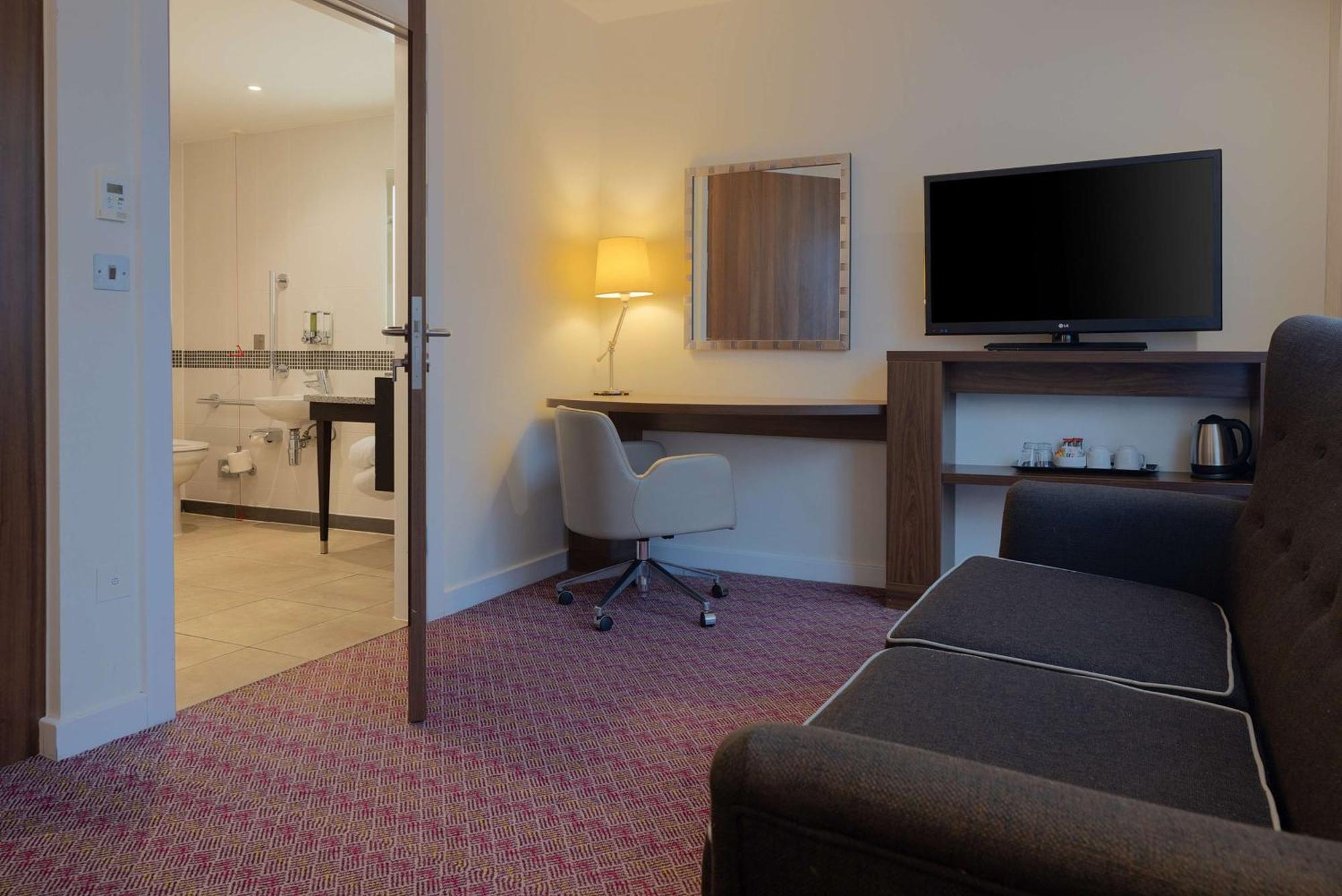 Zimmer mit Queensize-Bett und Stadtblick - barrierefrei