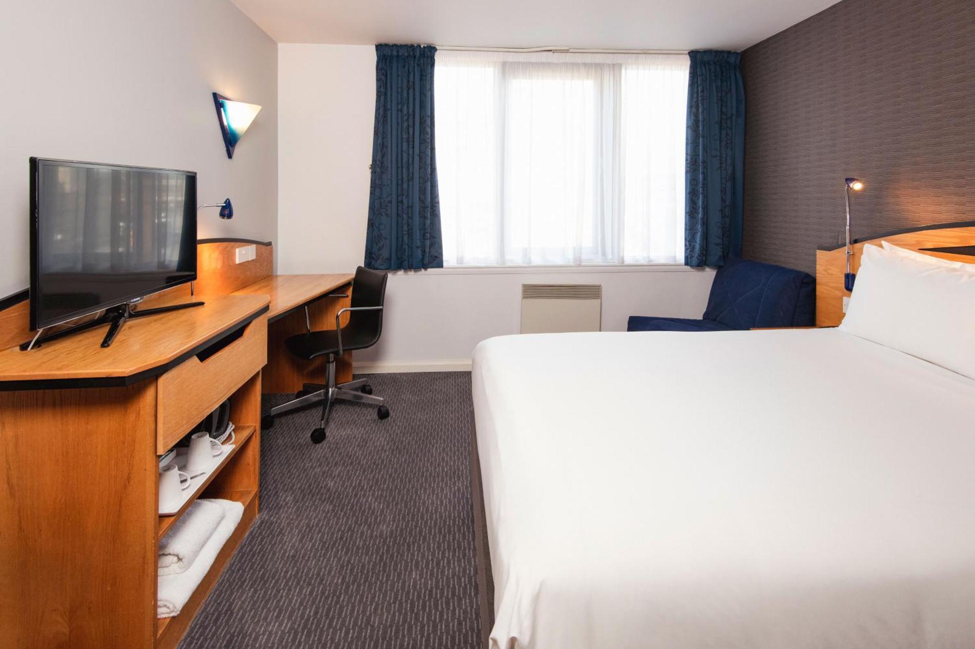 Habitación doble estándar con sofá cama individual y desayuno caliente gratuito