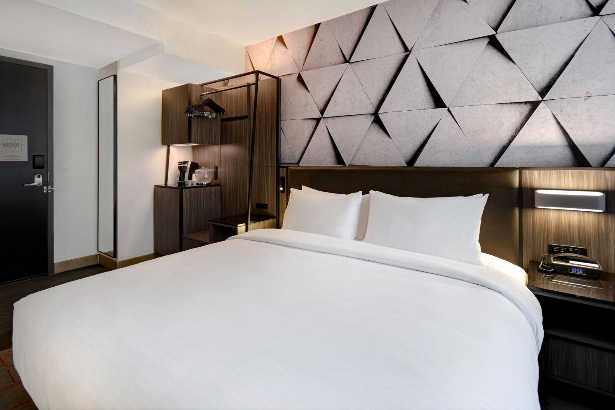 Studio with King Bed, High Floor and Roll-In Shower - Mobility Access/Hearing Accessible