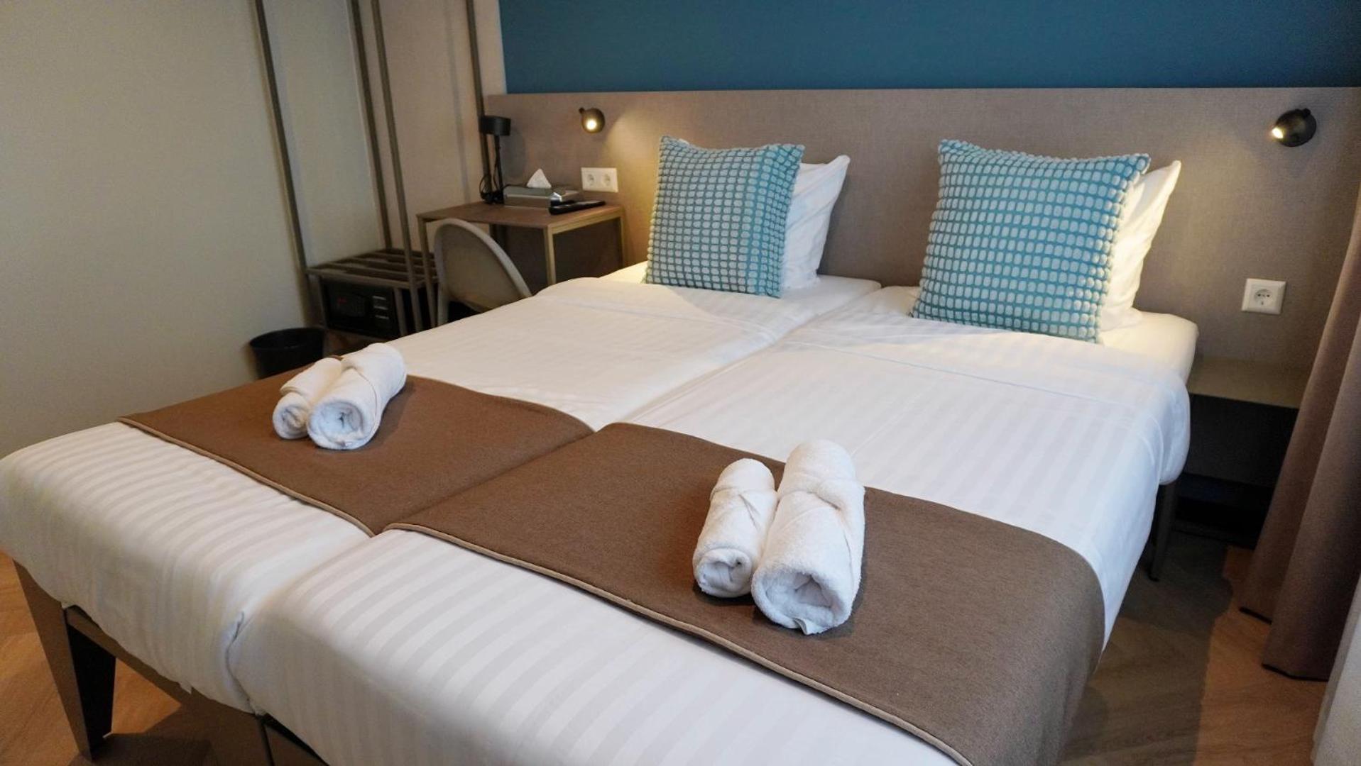 Quarto Grande com 2 Camas de Solteiro
