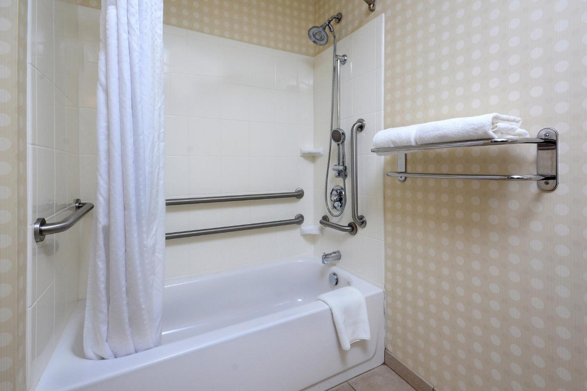 Standard King Room Mobility Accessible Tub,1017298480:JPEG