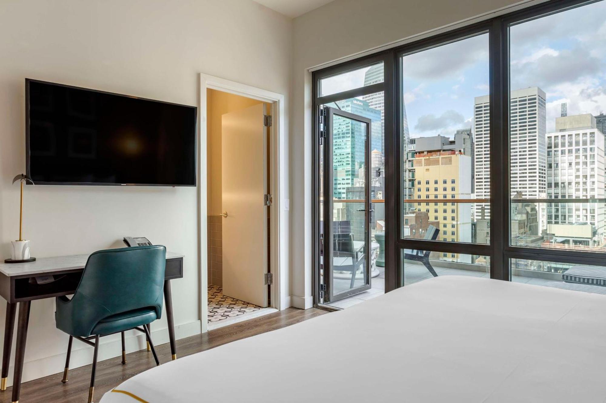 Zimmer mit Kingsize-Bett, Balkon und Stadtblick