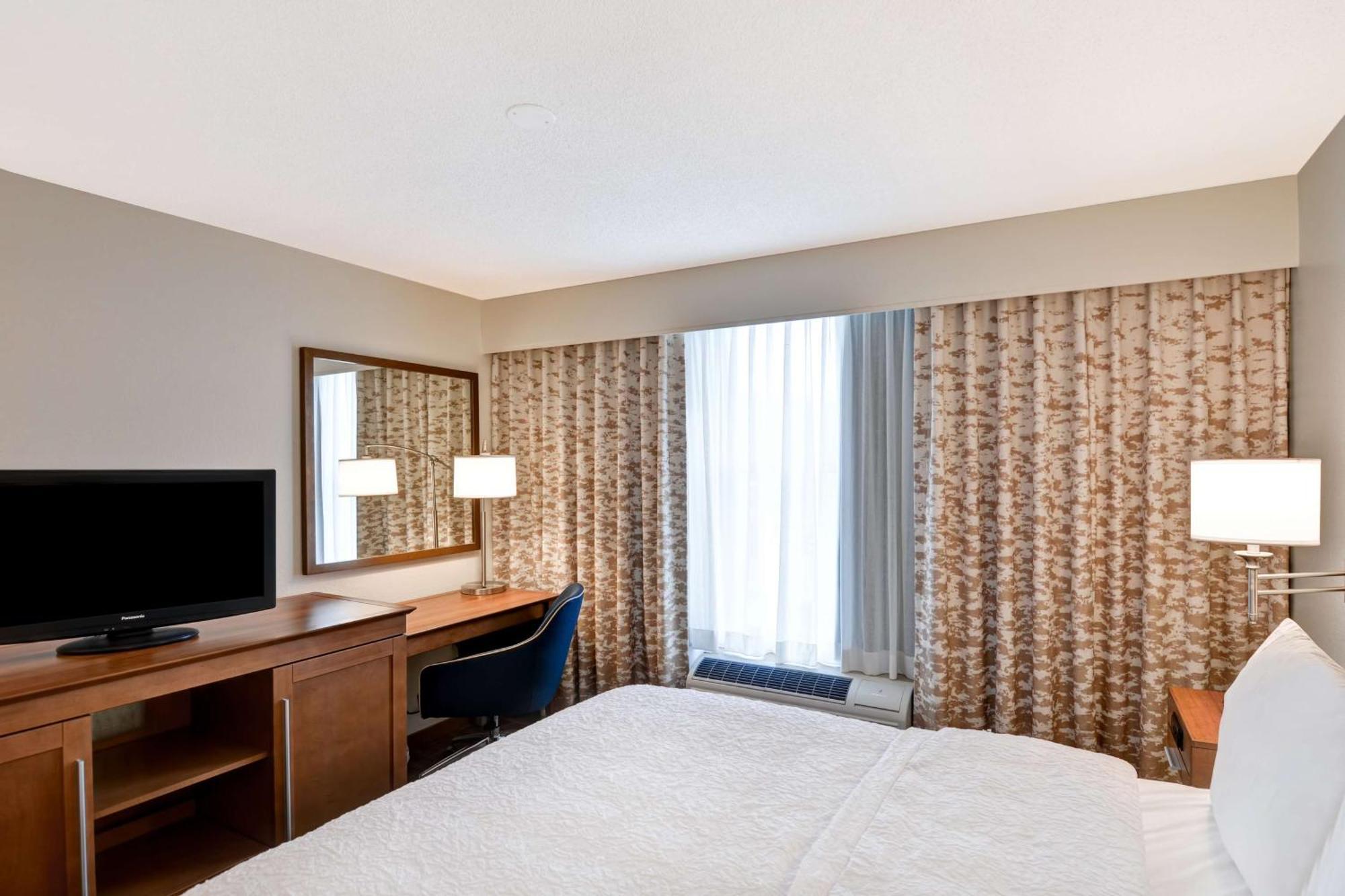 King Room with Roll-In Shower - Mobility and Hearing Access/Non-Smoking