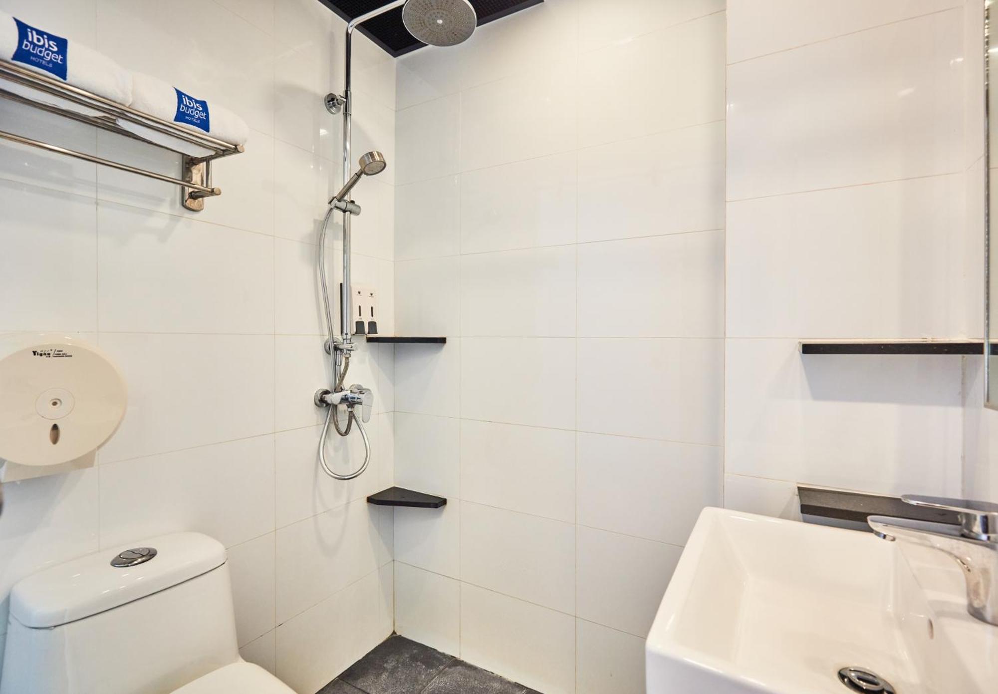 Chambre Deluxe avec 1 Lit Double et 2 Lits Simples