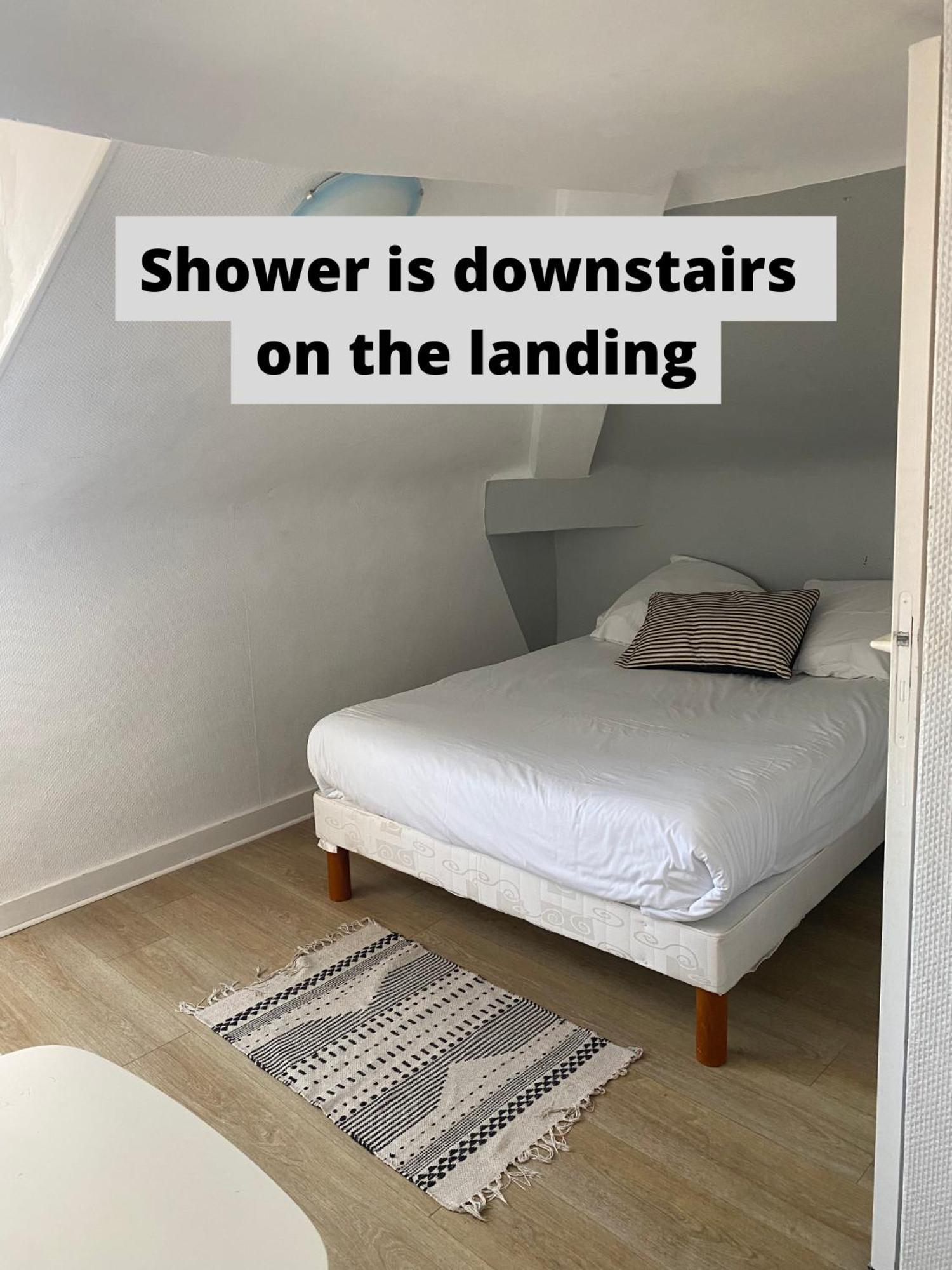 Doppelzimmer mit privater Dusche auf dem Flur