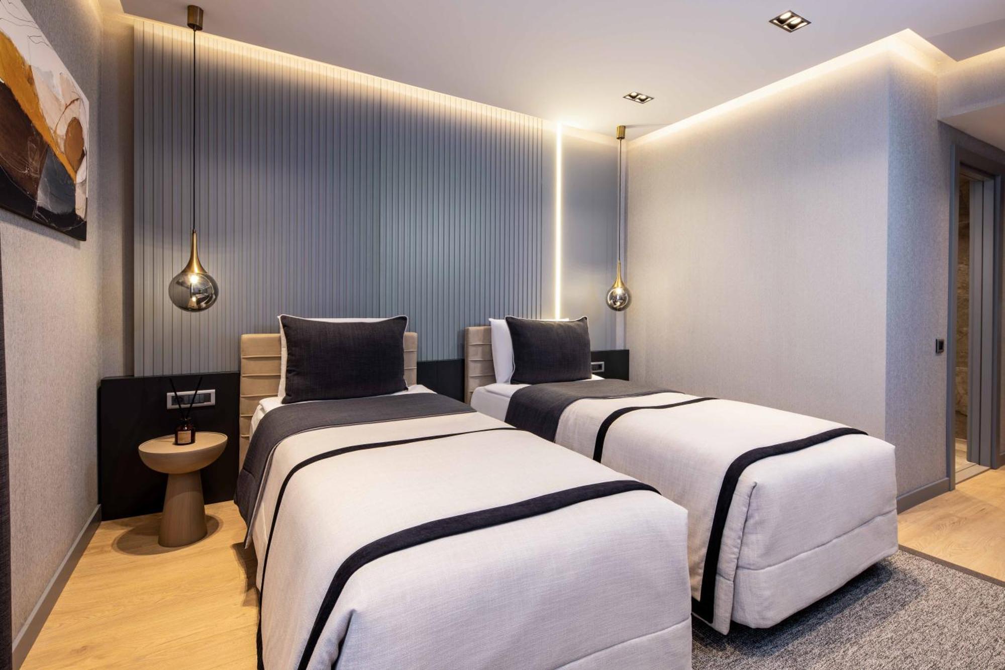 Deluxe Room,1550923981:JPEG