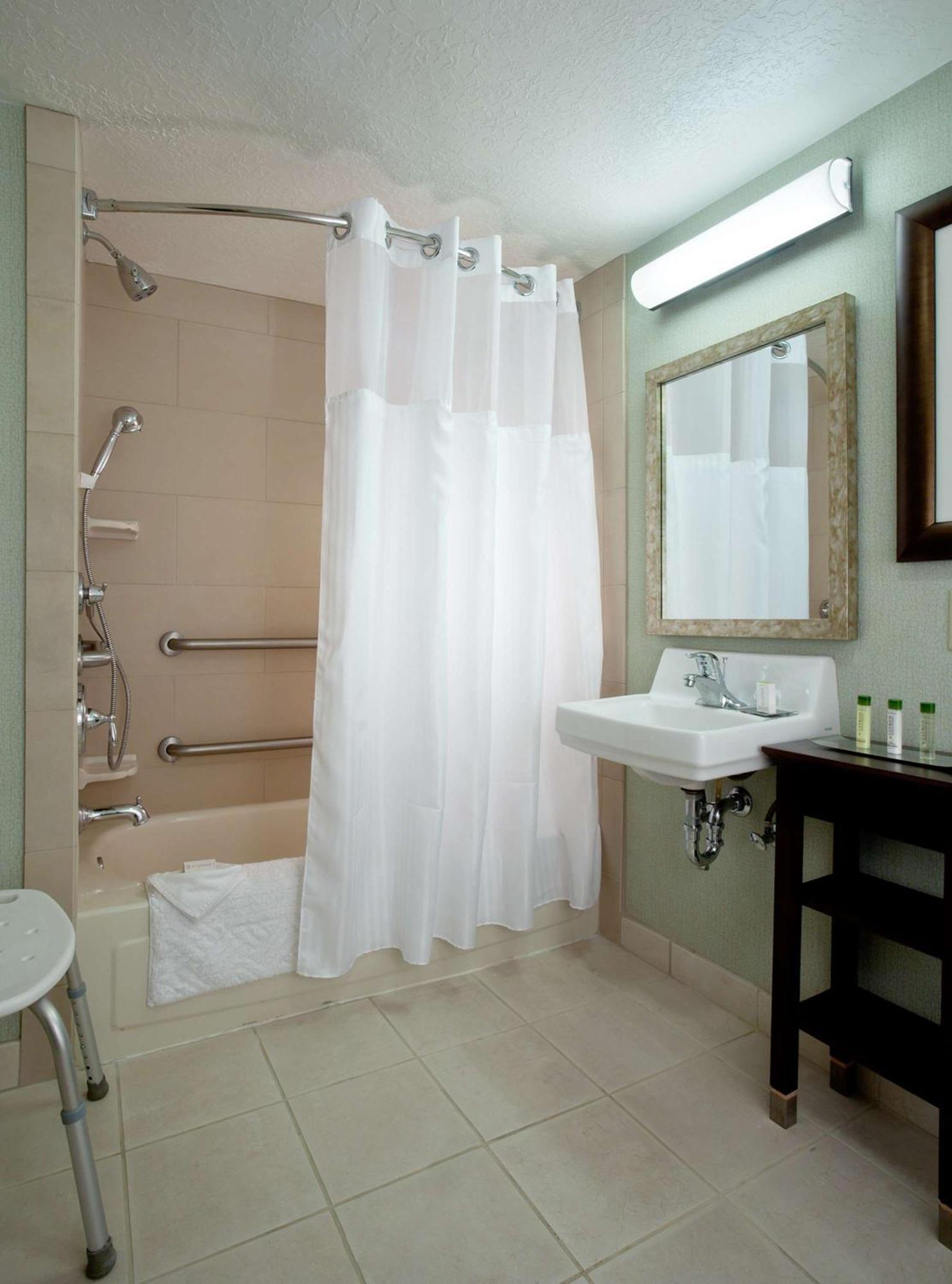 King Room Bath Tub Mobility Access,1551292252:JPEG