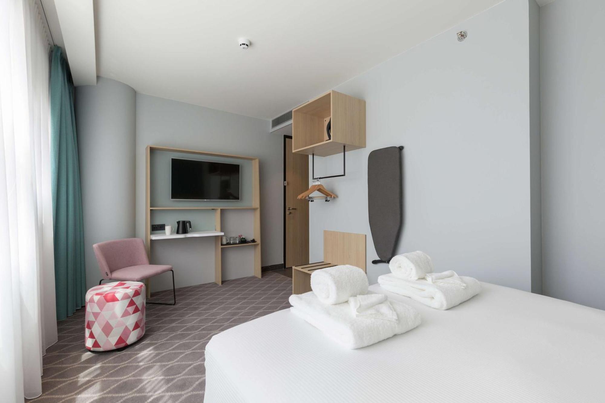 Queen Room Accessible