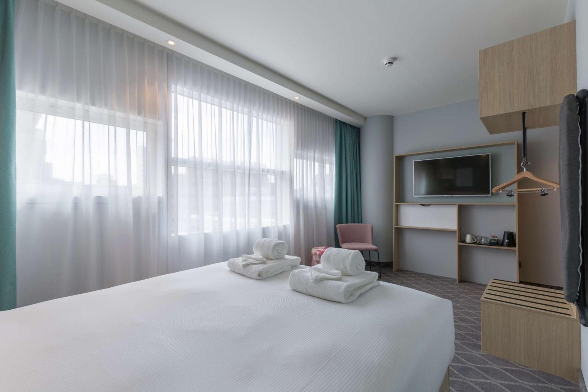 Queen Room Accessible