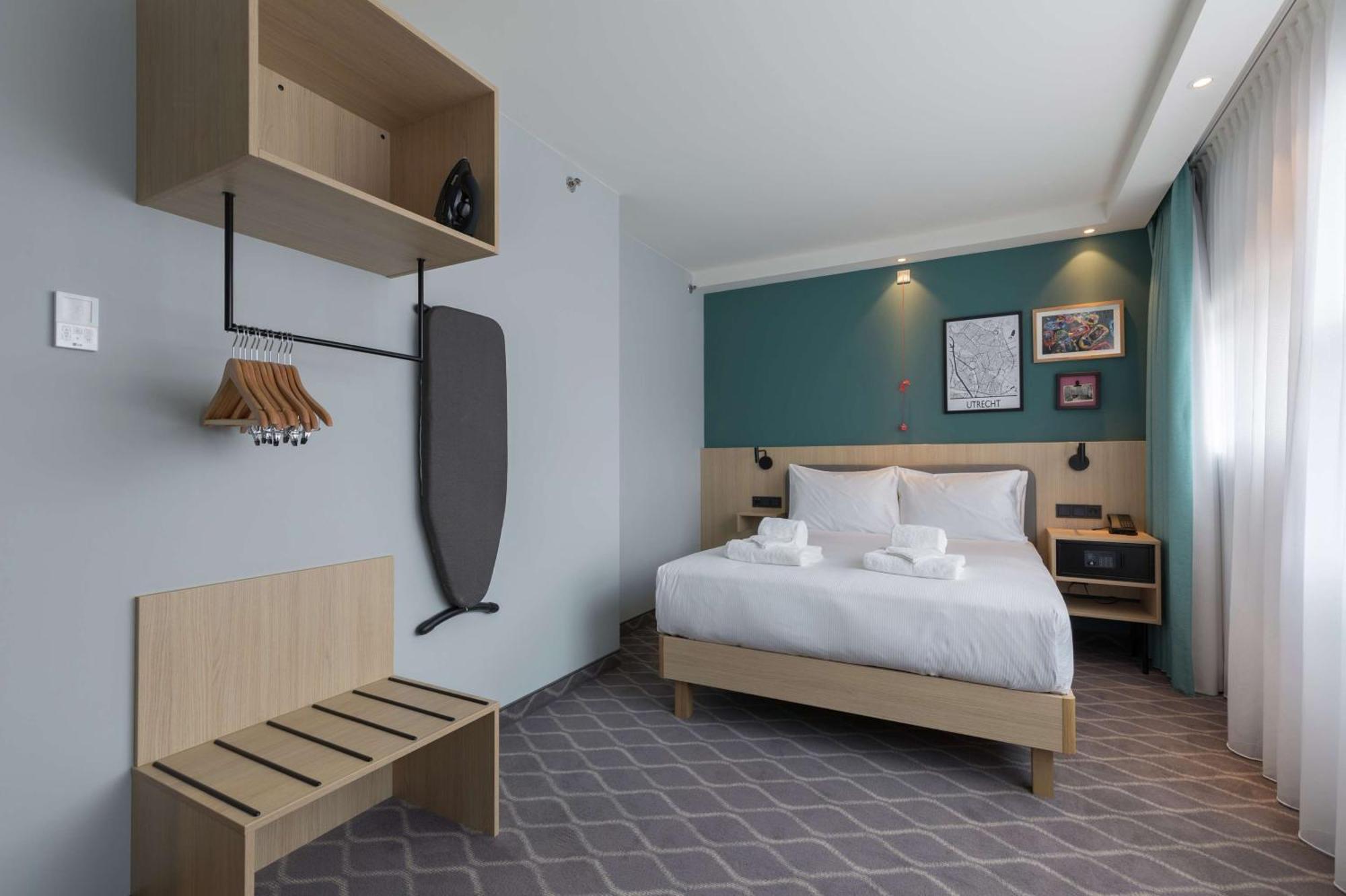 Queen Room Accessible