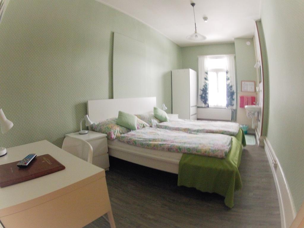 Chambre Lits Jumeaux avec Salle de Bains Commune
