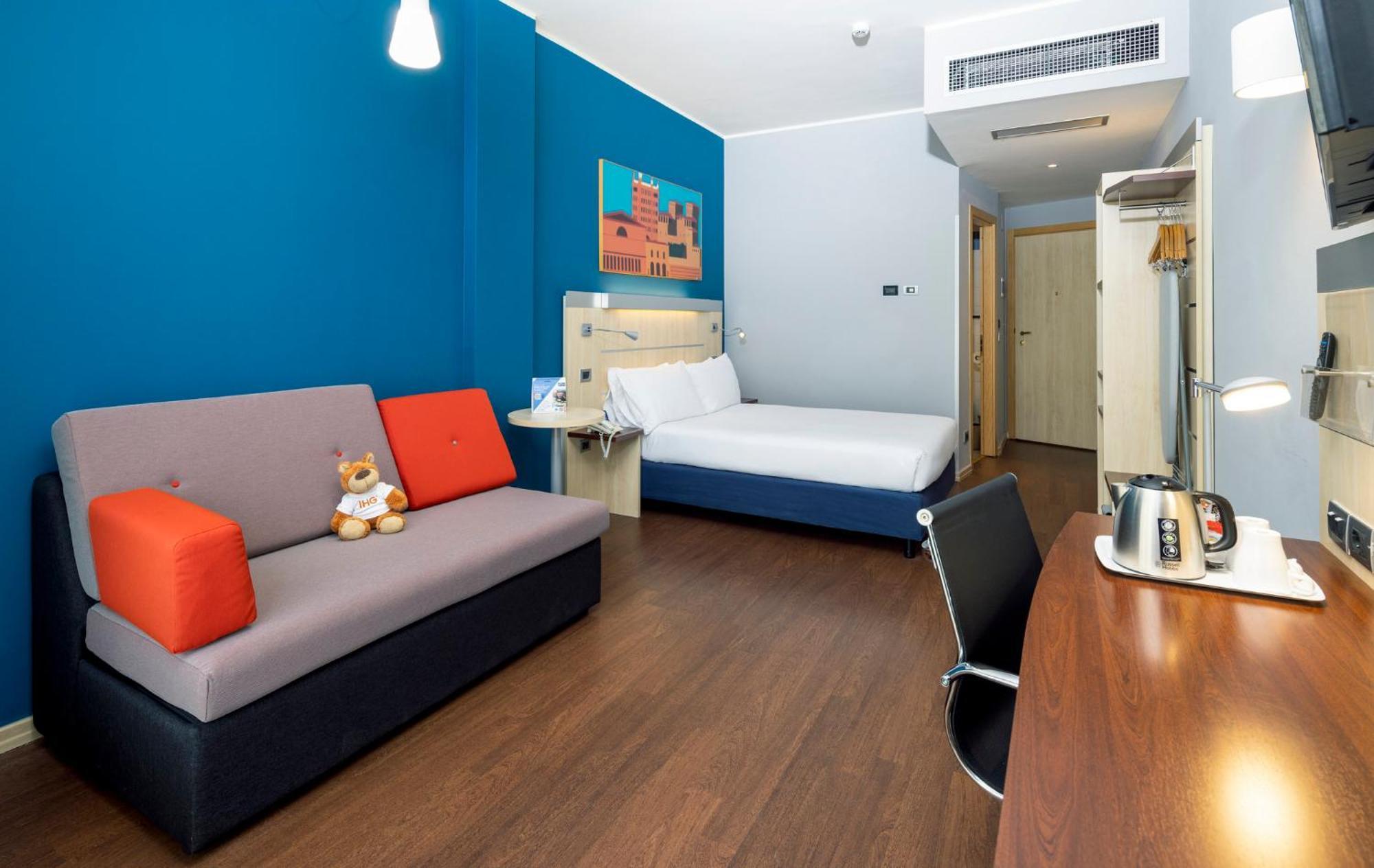 Standard Twin Room with Sofa Bed and Free Breakfast