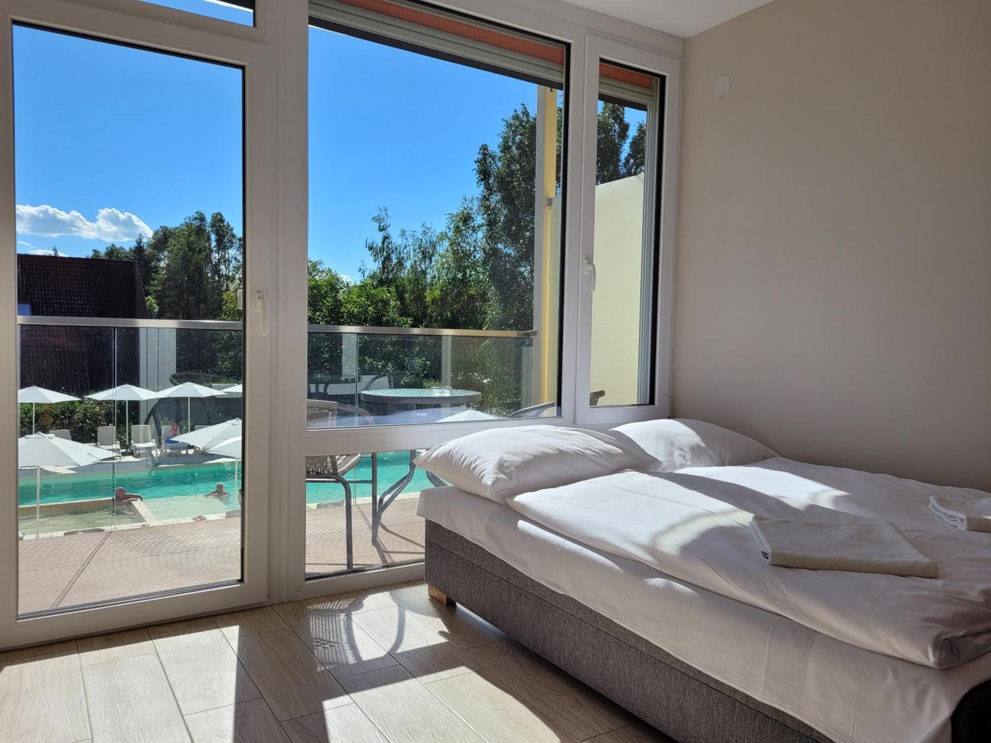 Chambre Triple - Vue sur la Piscine