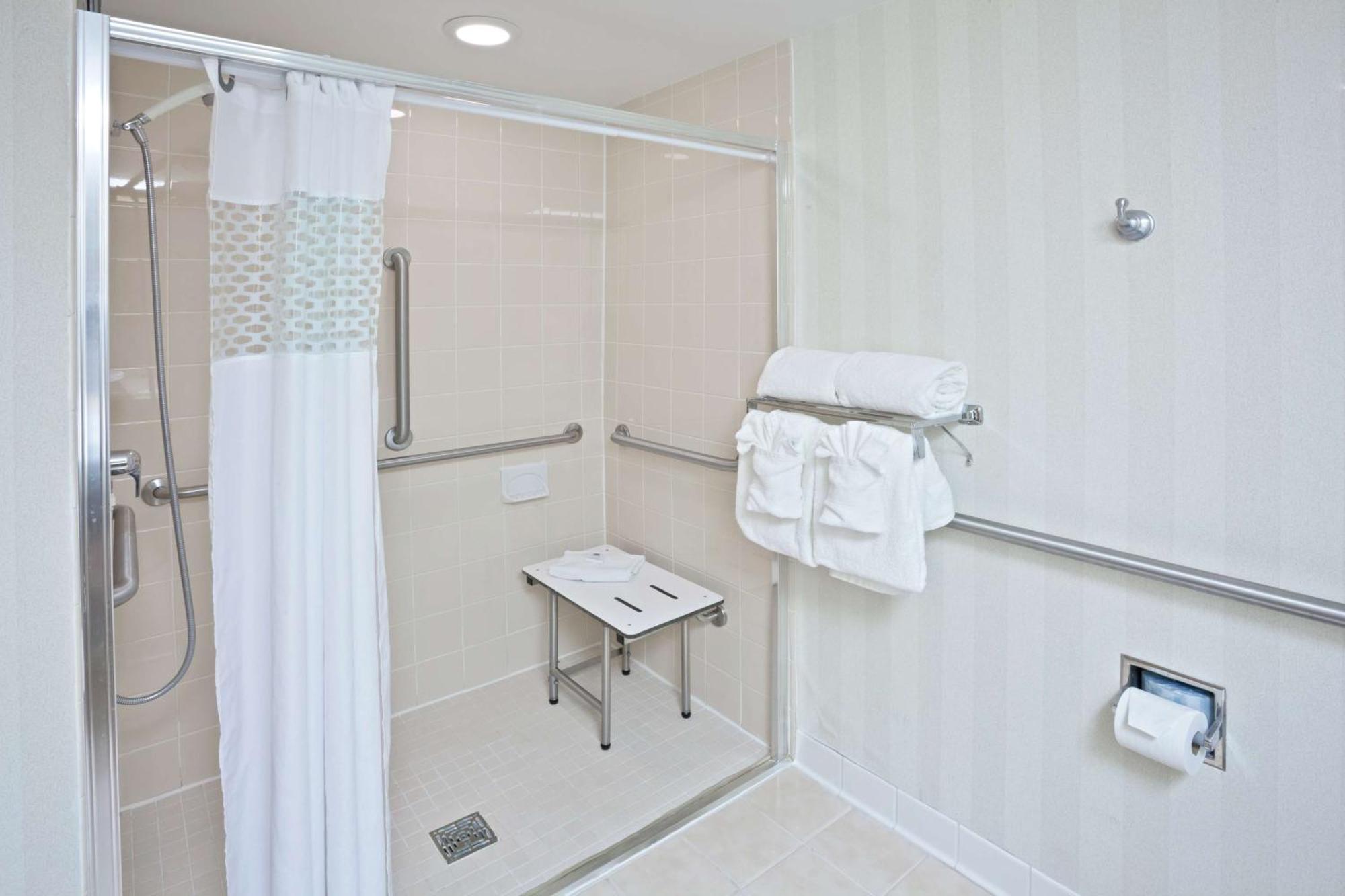 Queen Room Roll Shower Disability Access or Non-Smoking,1557839956:JPEG