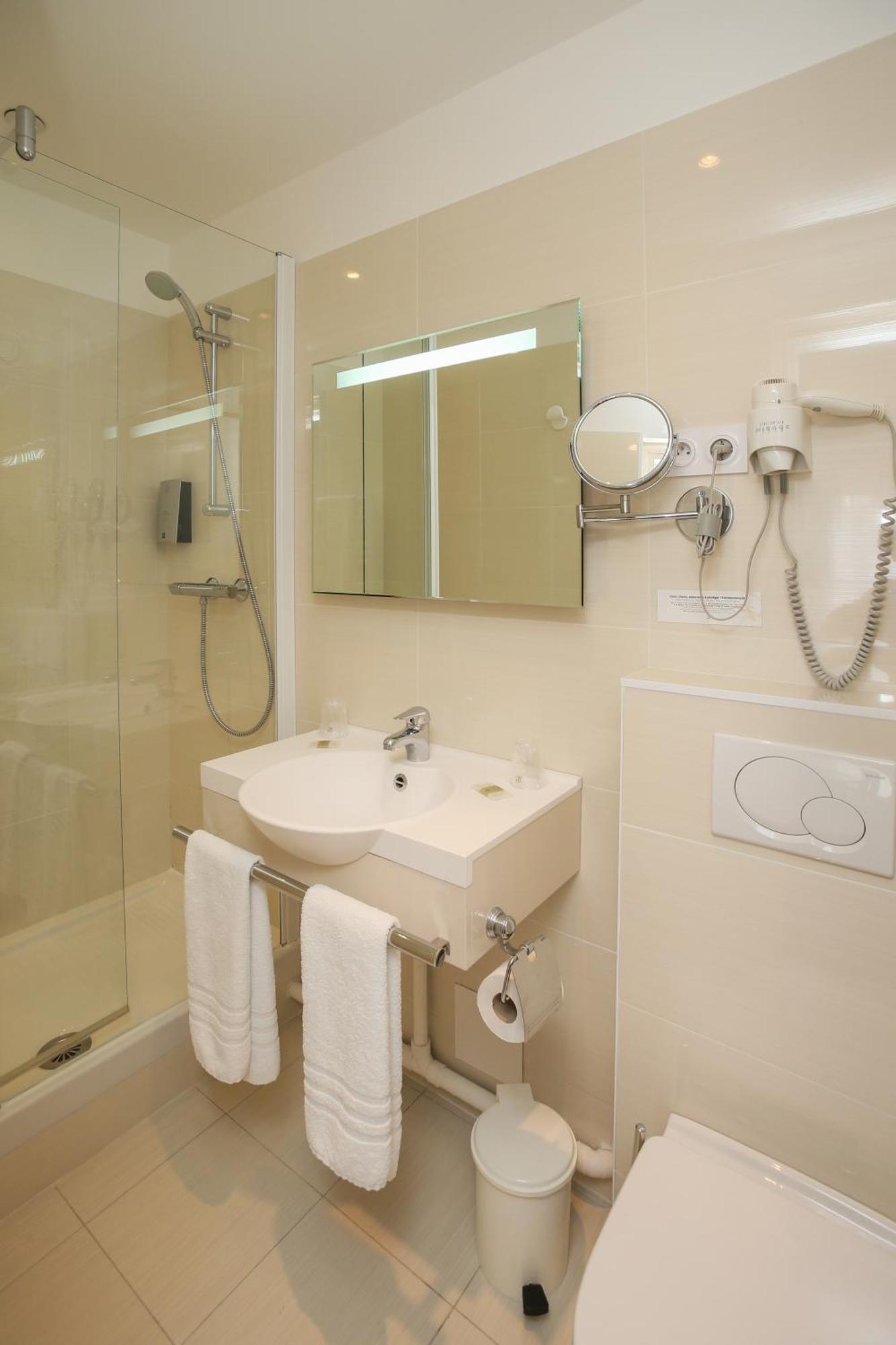 Chambre Double ou Lits Jumeaux Confort Côté Rue ou avec Vue sur Jardin