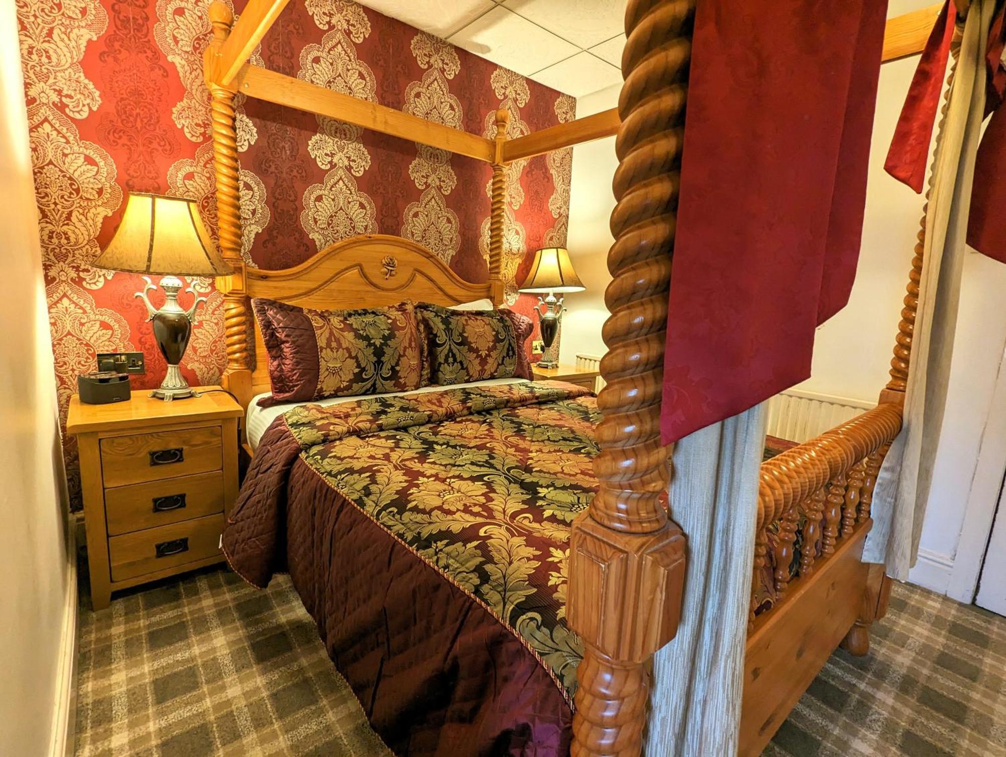 Four Poster Room