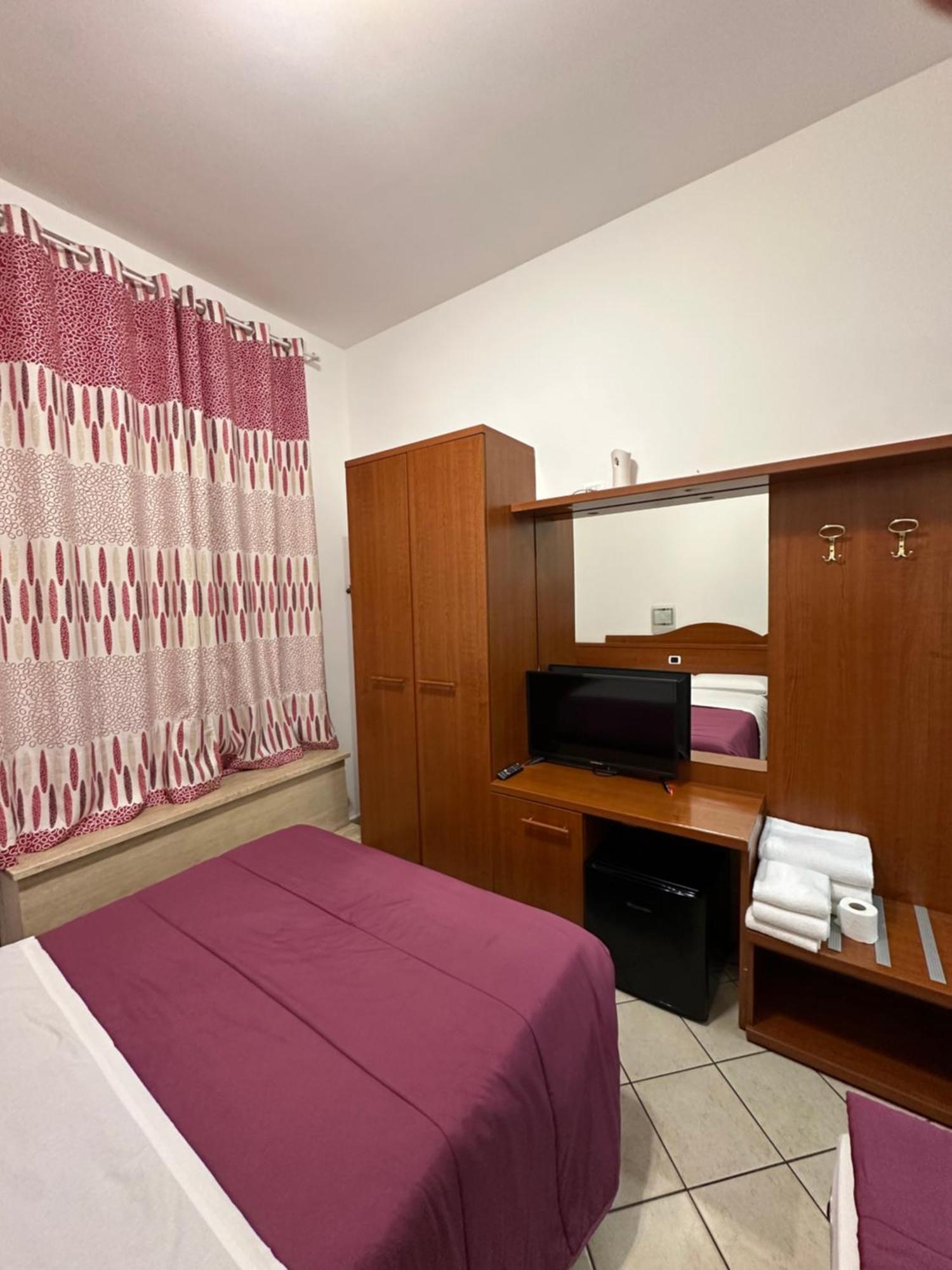 Quarto Triplo com Banheiro Privativo