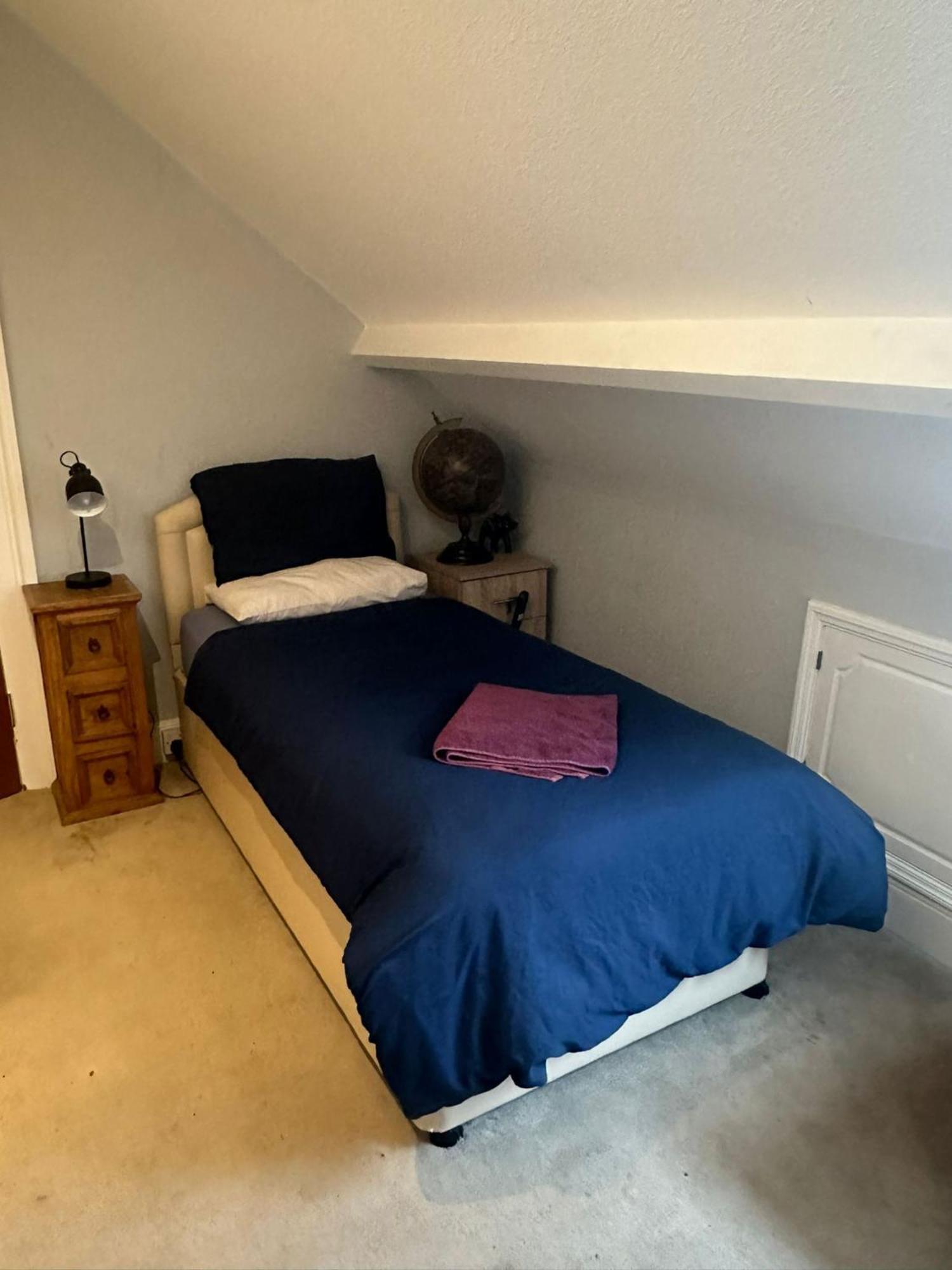 Quarto Individual Standard com Banheiro Compartilhado