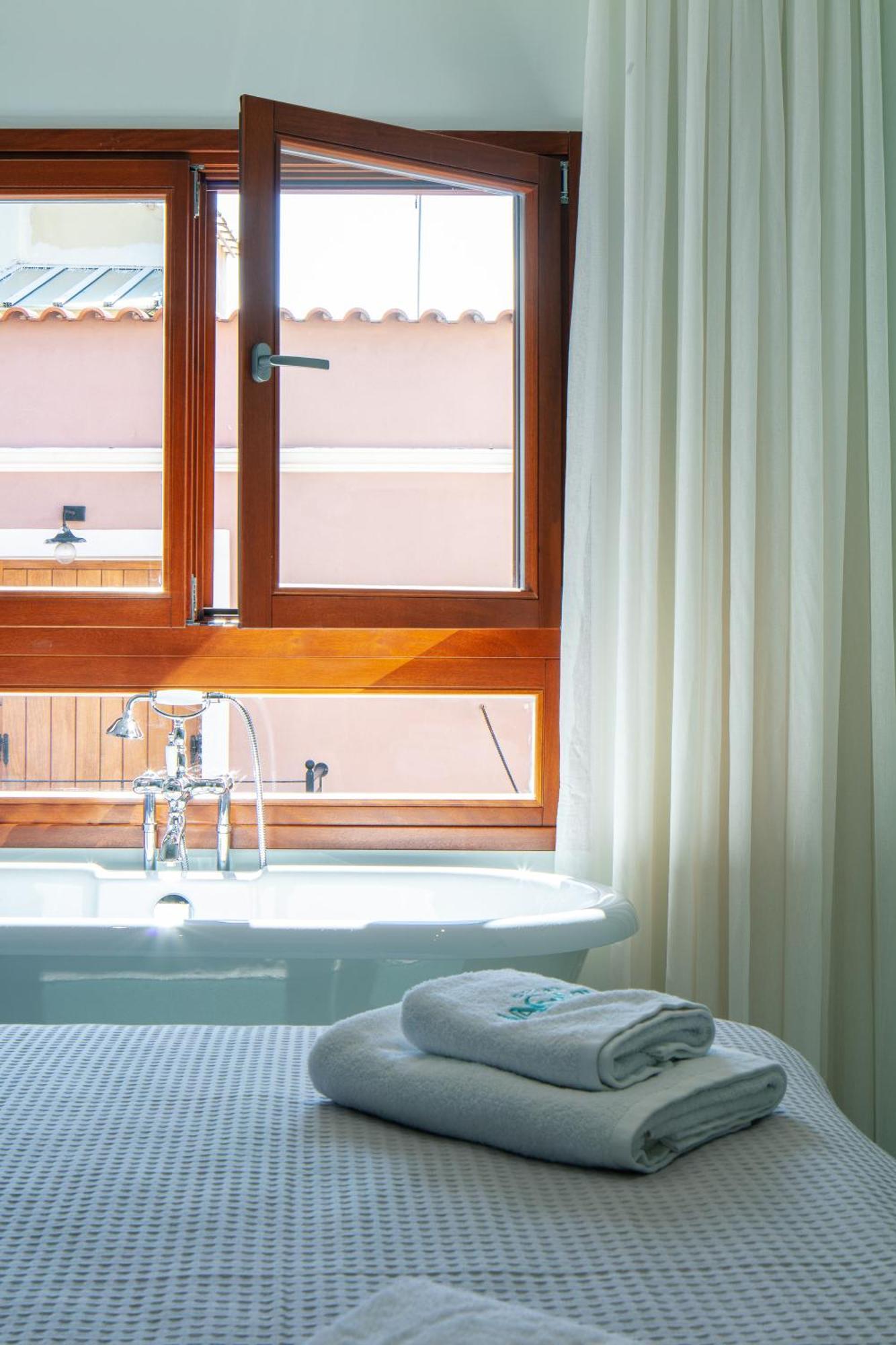 Premium Studio Old Town View & Open-Plan Bathtub