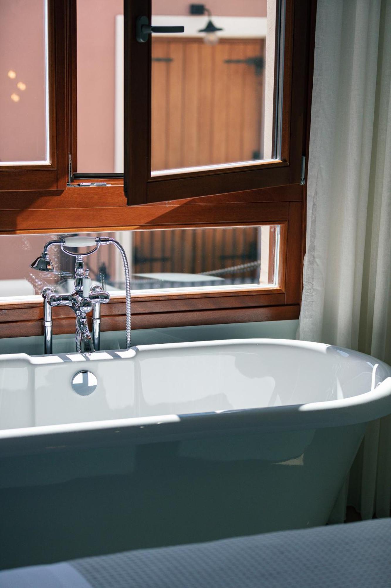 Premium Studio Old Town View & Open-Plan Bathtub