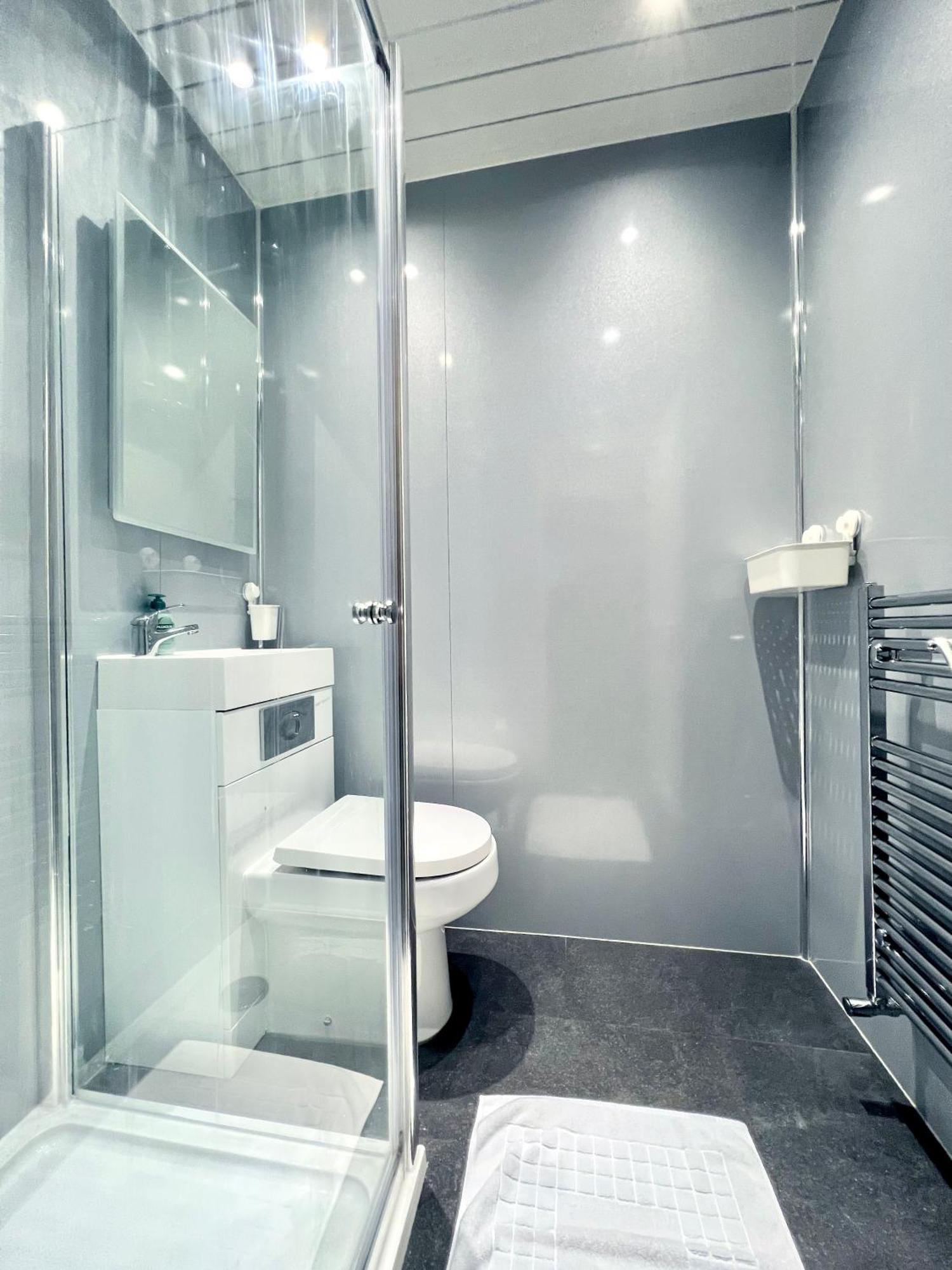 Single Room Private External Bathroom,1661180471:JPEG