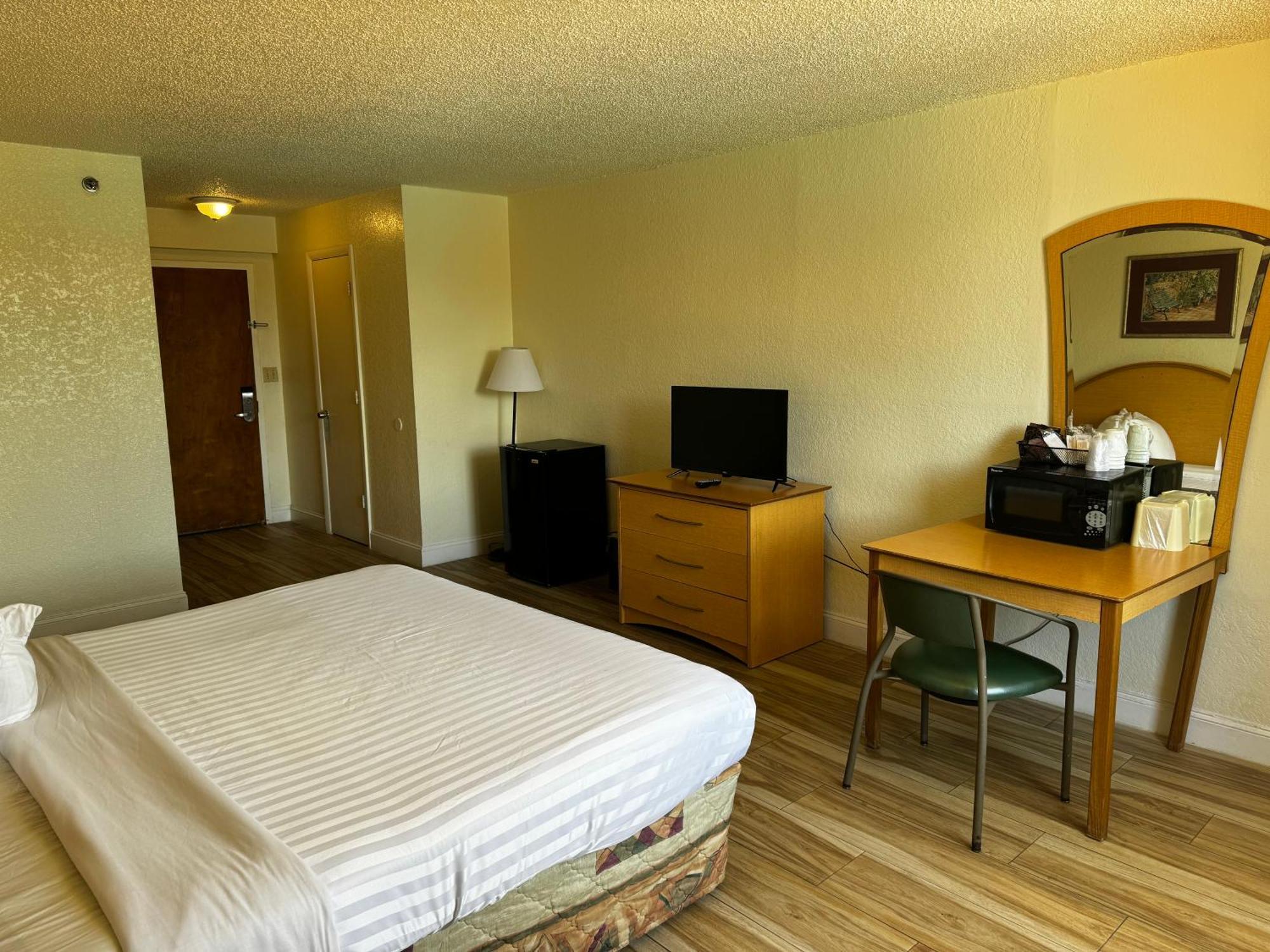 Habitación con cama extragrande.