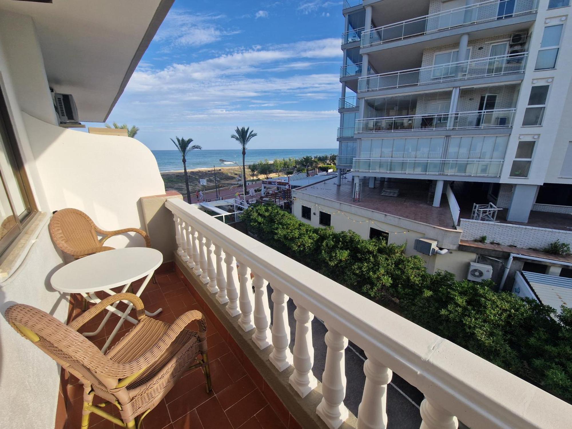 Chambre Double avec Balcon - Vue Latérale sur Mer