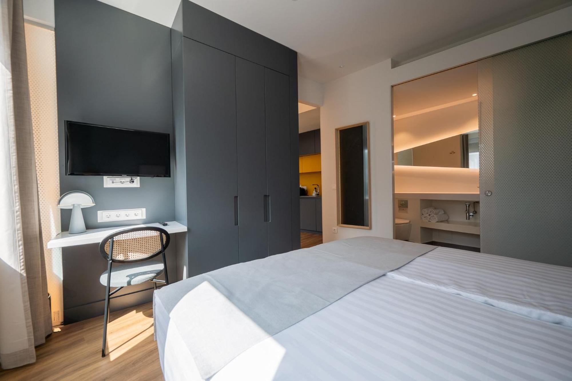 One-Bedroom Comfort Suite,1598361135:JPEG
