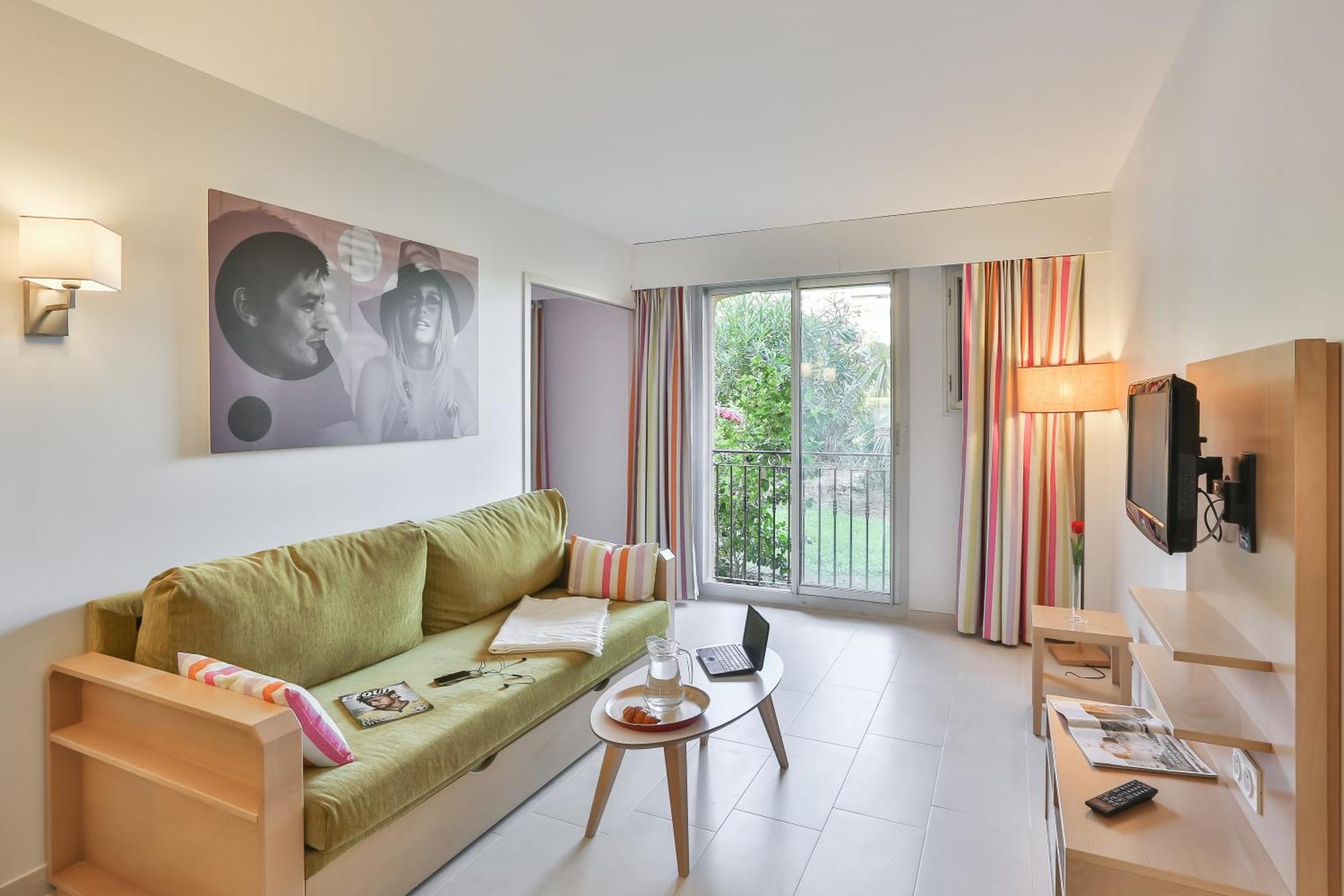 One-Bedroom Apartment with Sleeping Alcove (6 People) - Sunday,946948525:JPEG