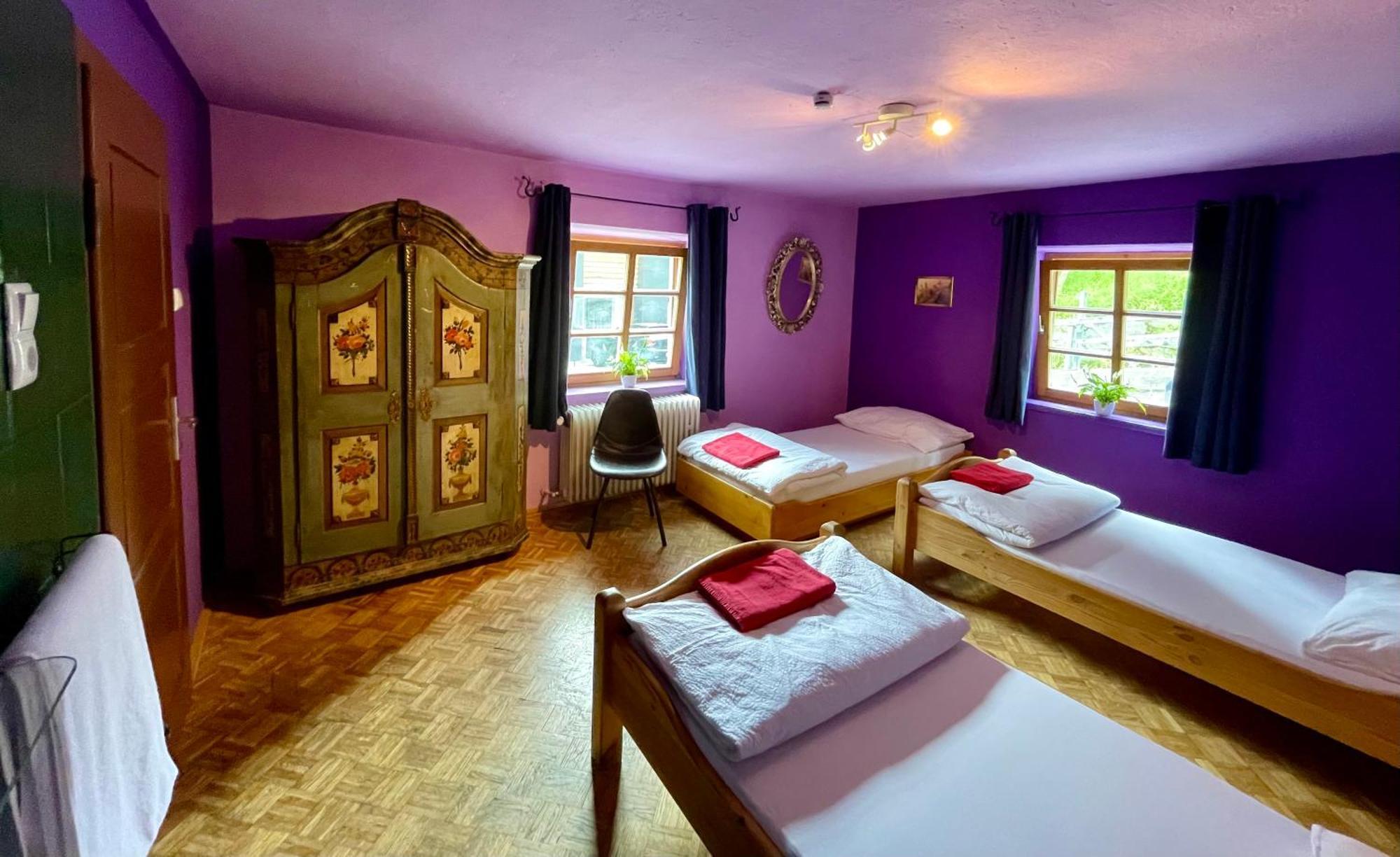 Dreibettzimmer mit Gemeinschaftsbad