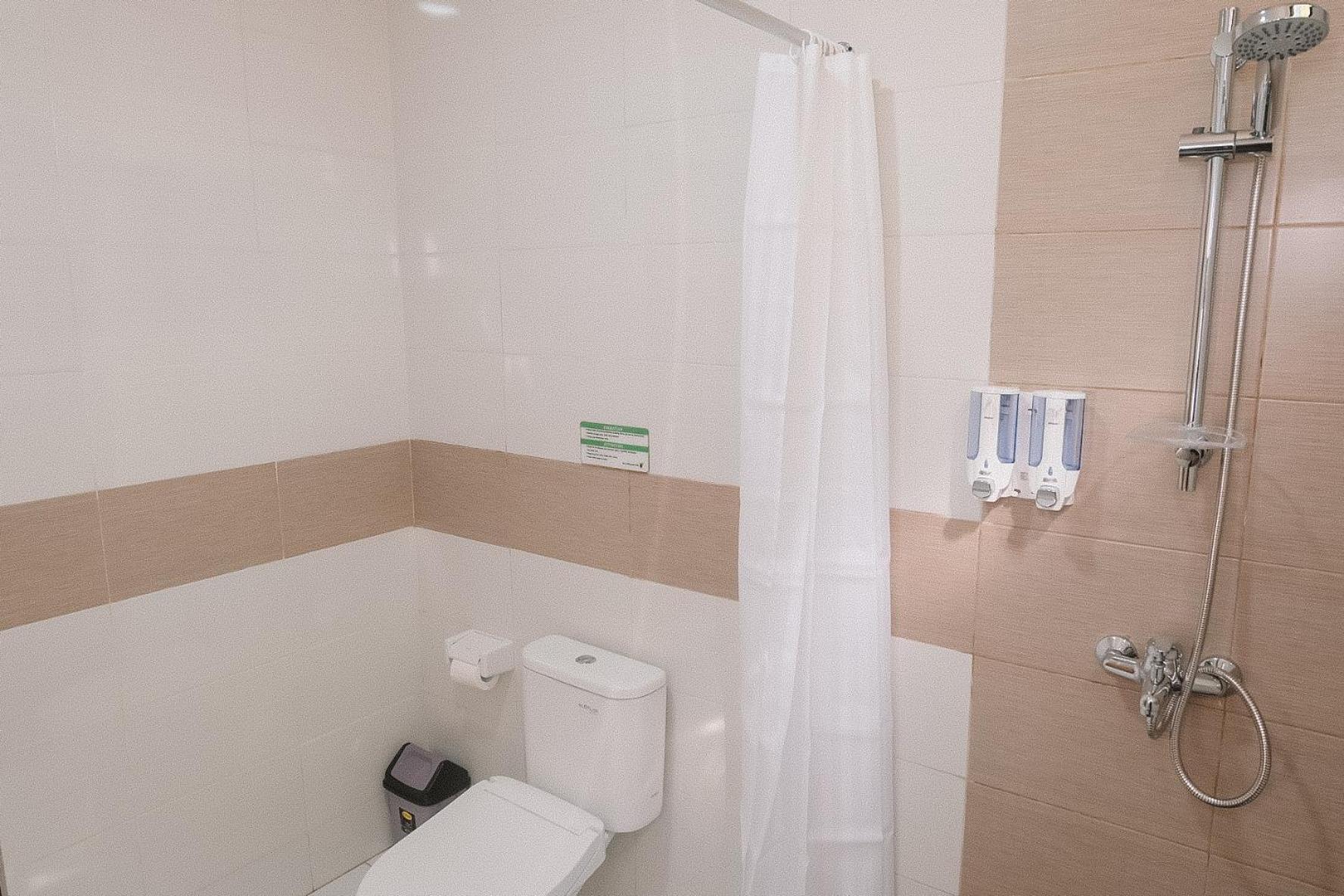 Kamer met Queensize Bed en Uitzicht op het Zwembad