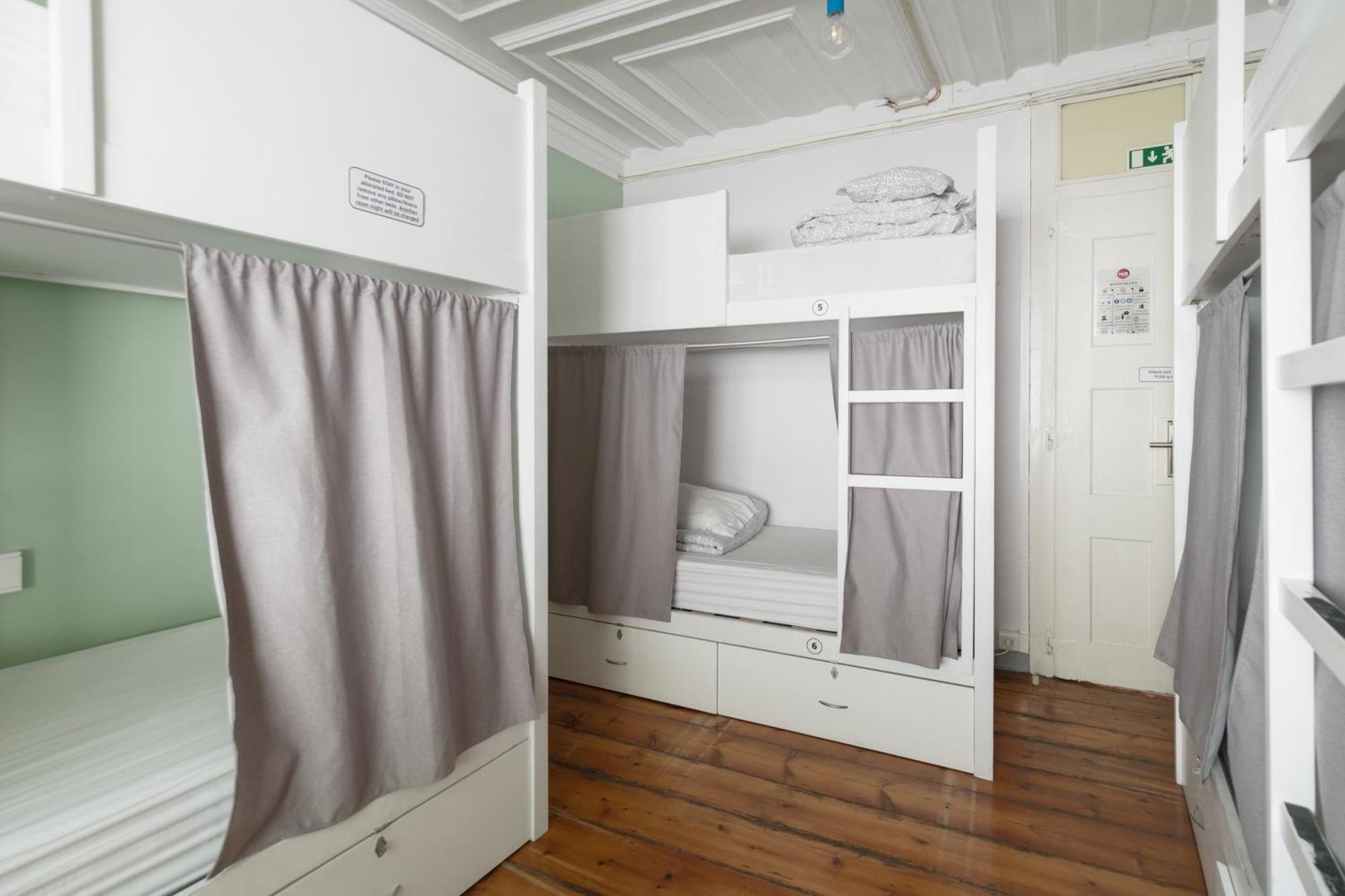Bed op een Slaapzaal voor Vrouwen met 6 Bedden en een Badkamer
