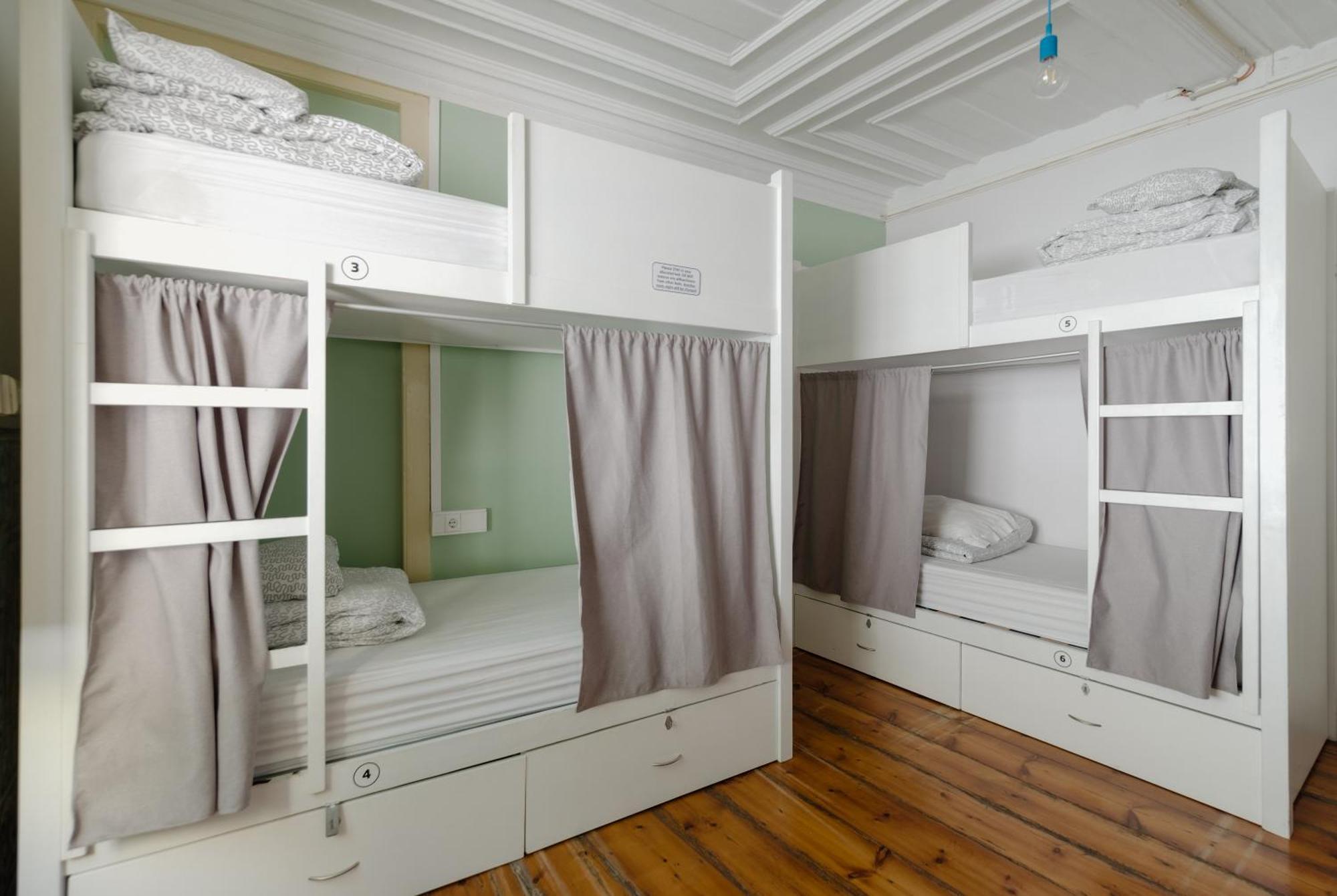 Bed op een Vrouwenslaapzaal met 8 Bedden