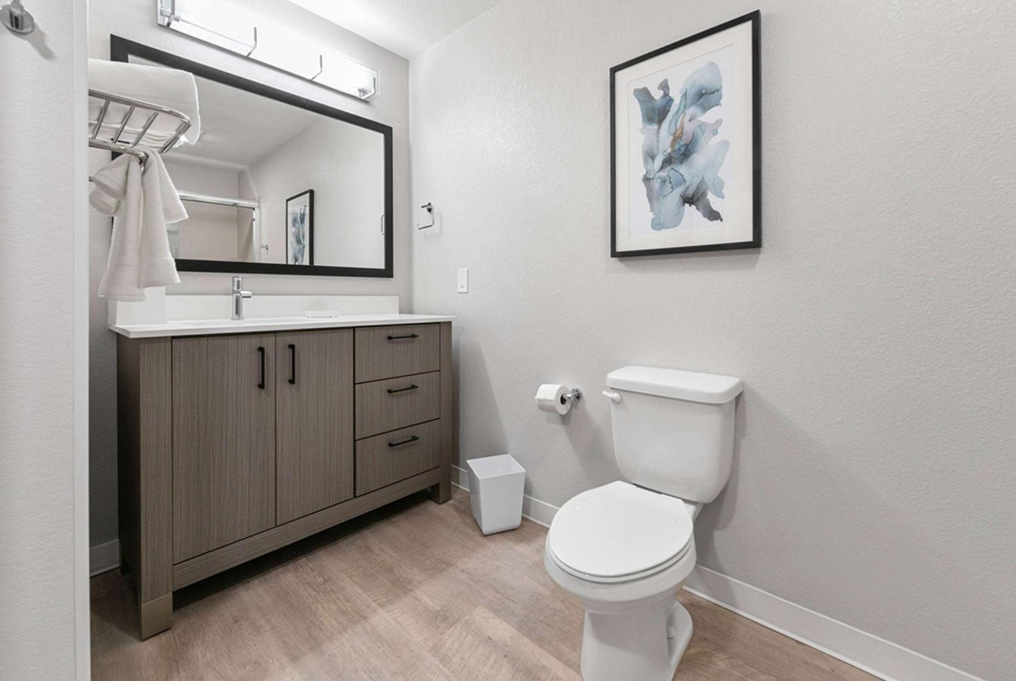 Queen Studio Suite - Mobility/Hearing Accessible with Roll-In Shower