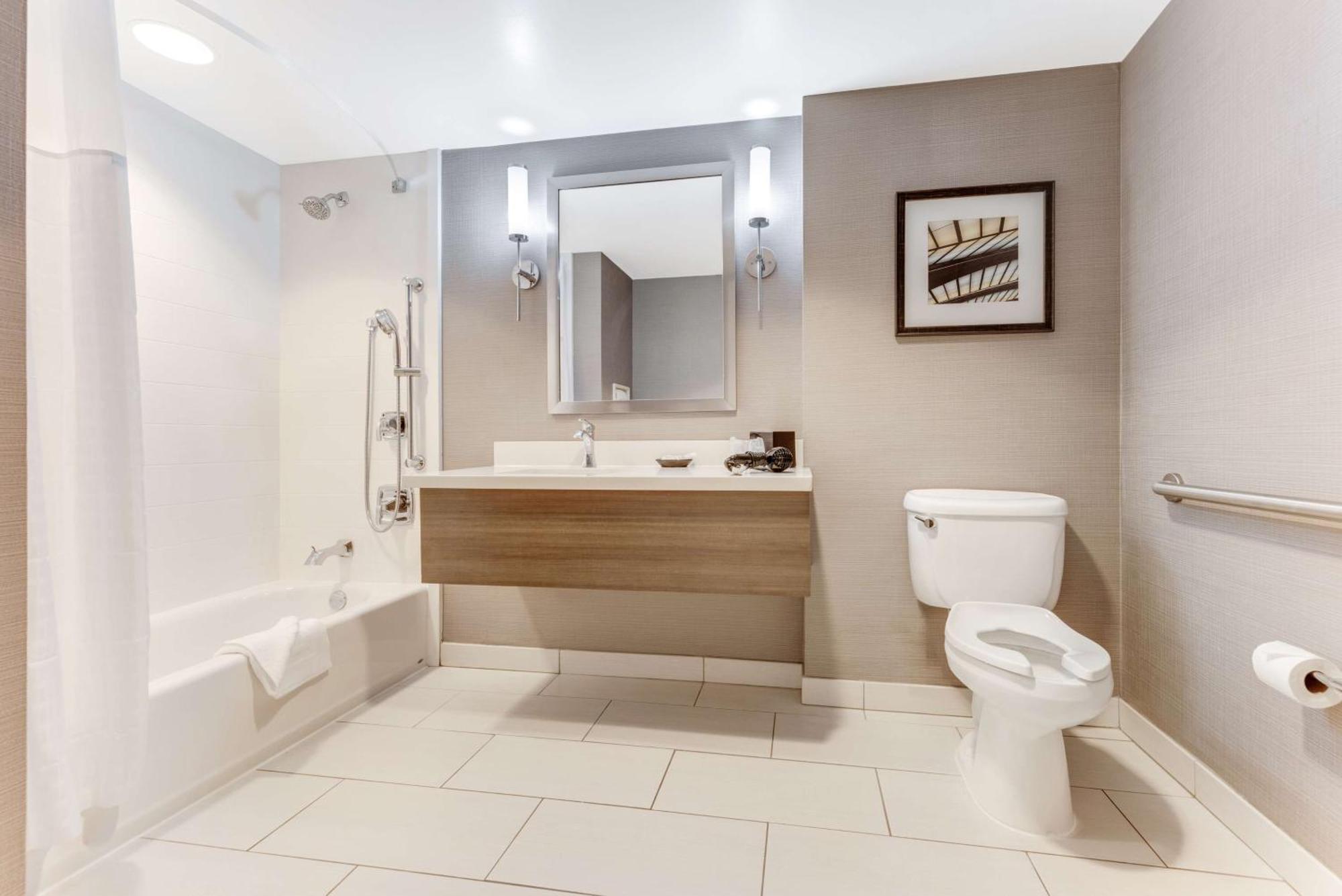 Deluxe - King - Mobility Accessible - Tub